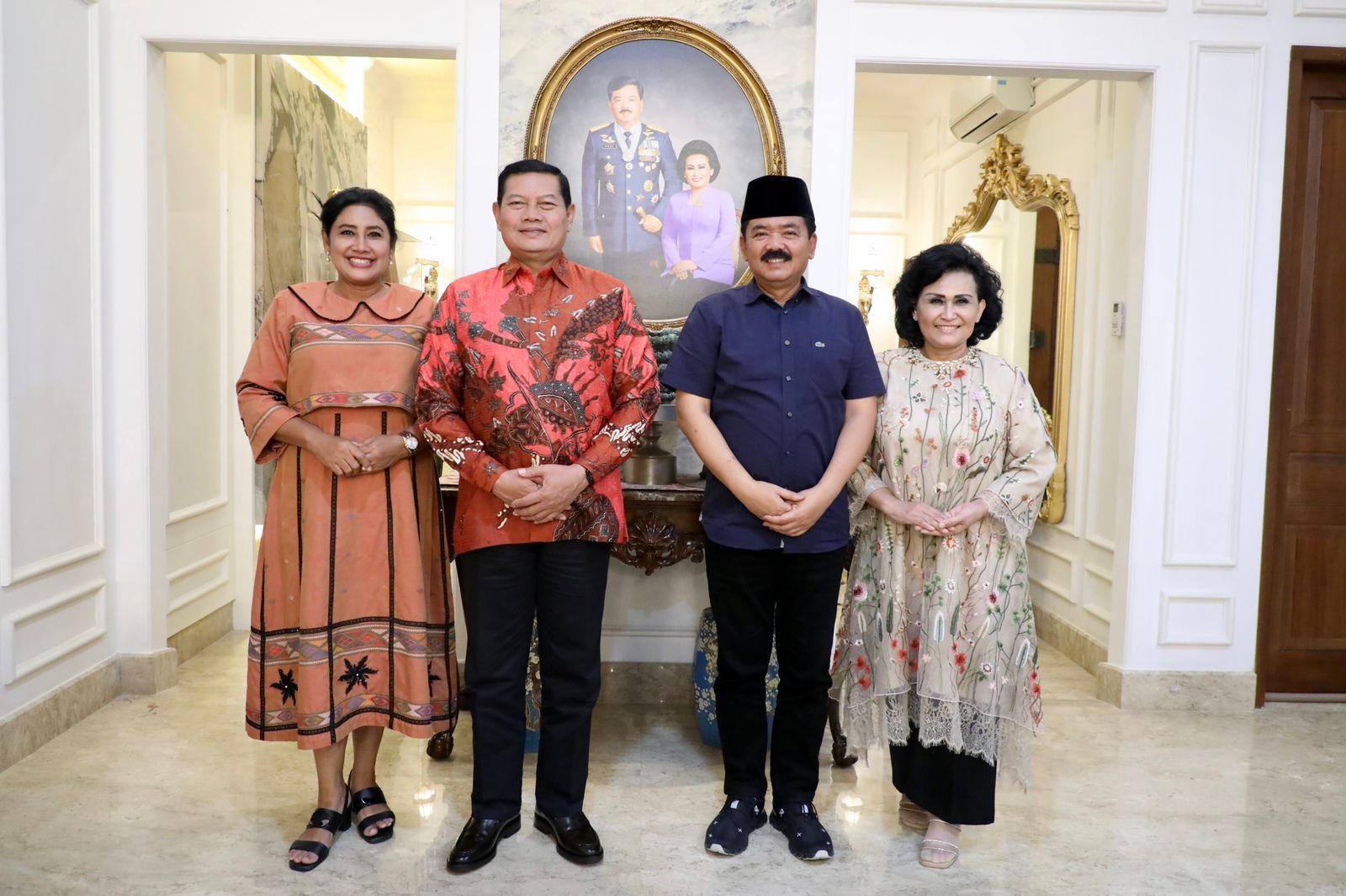 Menteri Agraria Tata Ruang/Kepala Badan Pertanahan Nasional (ATR/BPN) Hadi Tjahjanto dan isteri bersama Panglima TNI Yudo Margono dan isteri