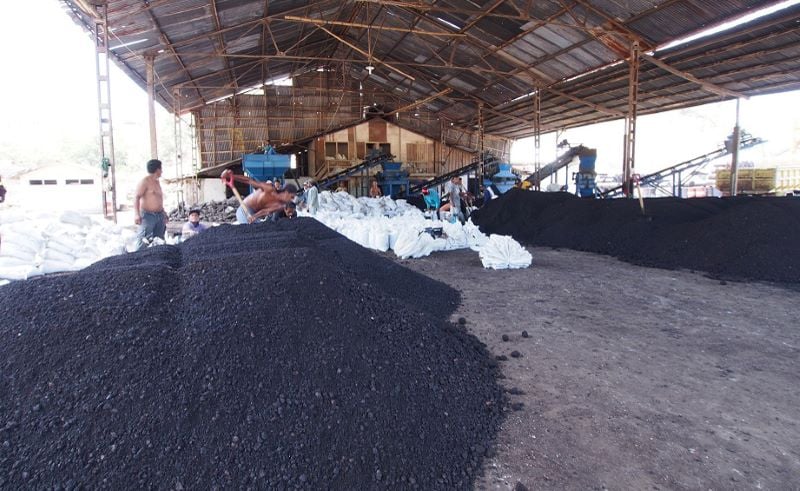 Para pekerja mengolah aspal buton.