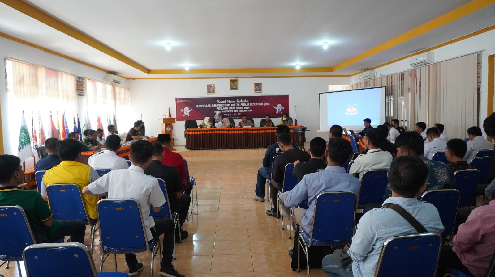 Rapat pleno terbuka Rekapitulasi dan penetapan Daftar Pemilih Sementara (DPS) Pemilu 2024 tingkat Kabupaten OKI di Aula KPU OKI, Rabu (5/4).
