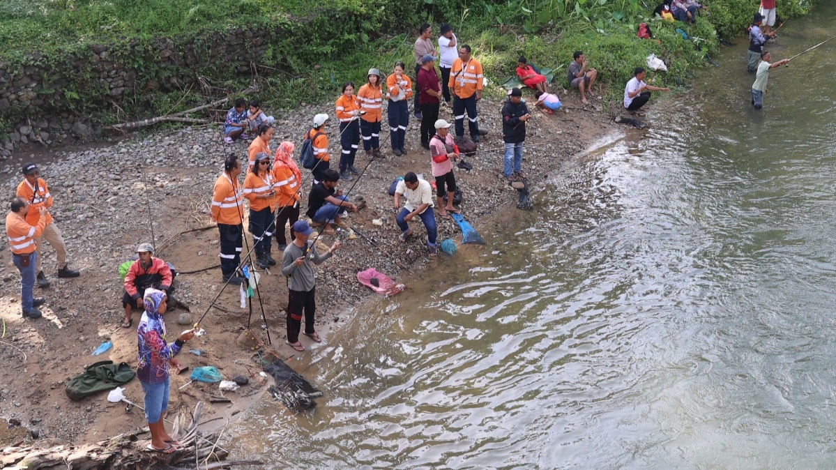 Warga memancing dan menangkap ikan di lubuk larangan yang ada di Tapanuli Selatan, Sumatra Utara.