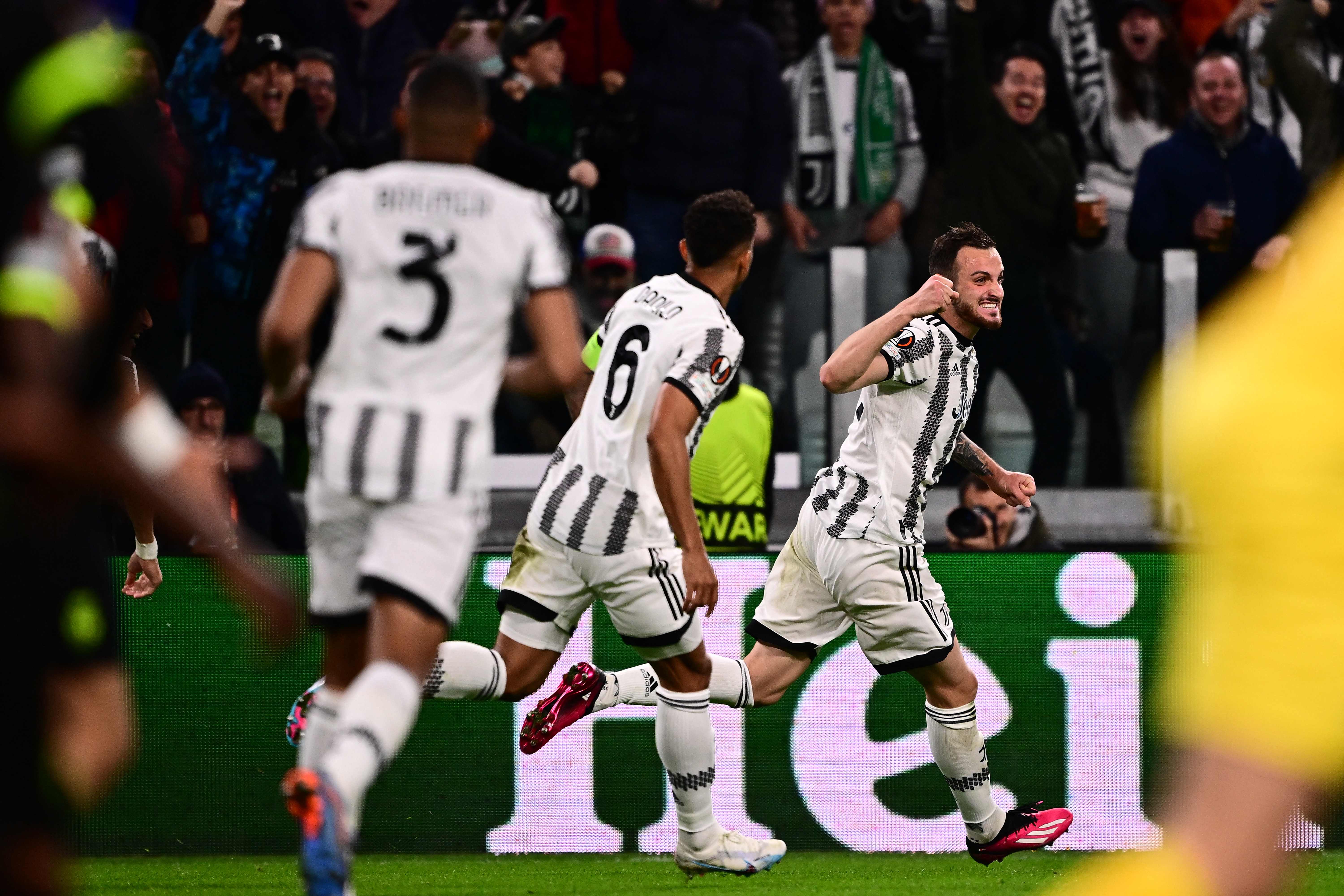 Bek Juventus Federico Gatti (kanan) melakukan selebrasi usai mencetak gol ke gawang Sporting di laga Liga Europa.