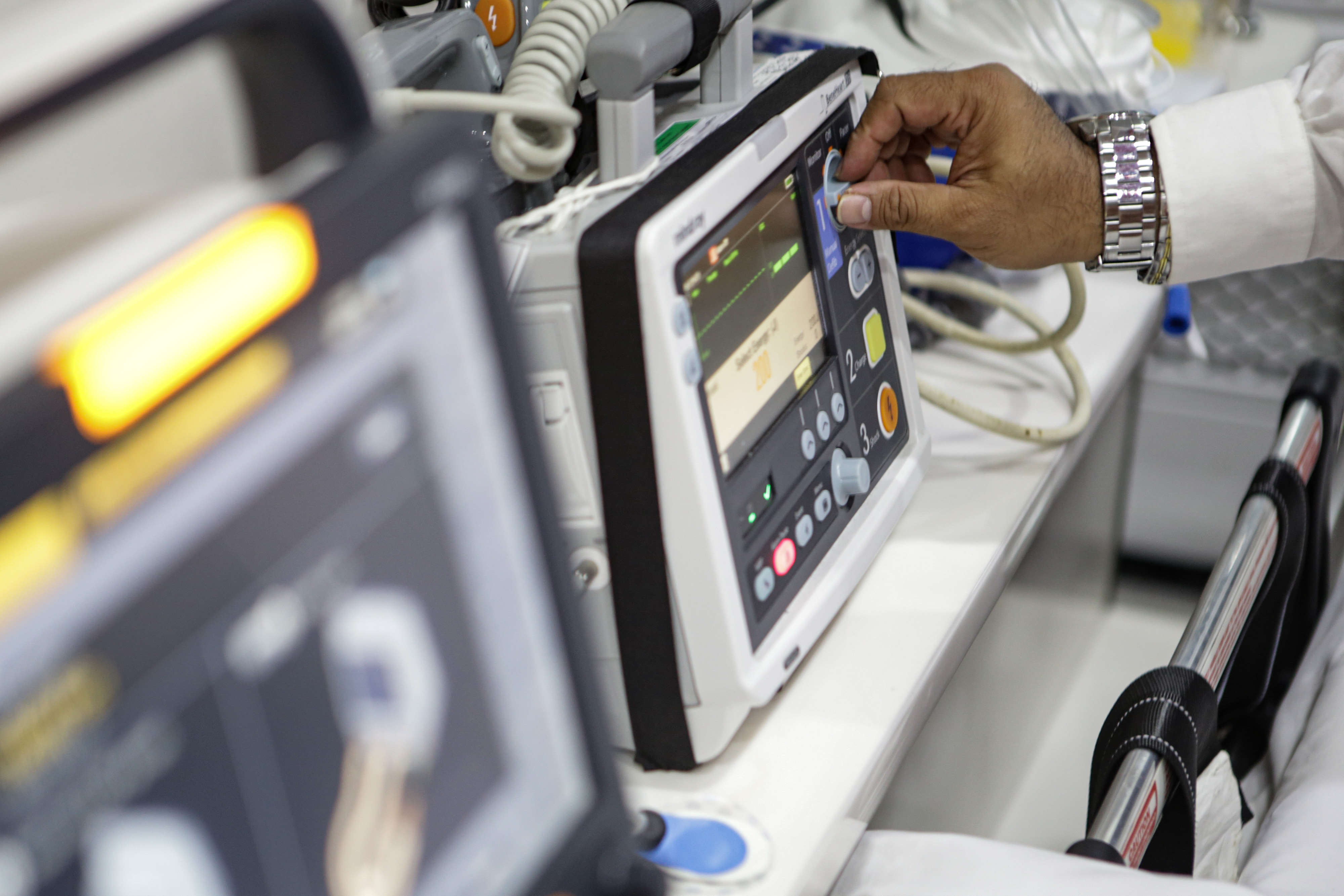 Dokter menunjukkan fasilitas kesehatan di dalam mobil ambulans di RS Pusat Pertamina, Jakarta, Rabu (9/11/2022). 