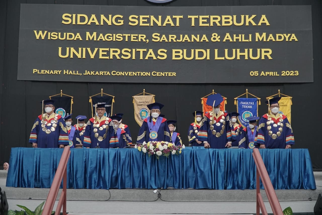Sidang Senat Terbuka Wisuda Universitas Budi Luhur di Jakarta Convention Center, Rabu (5/4).