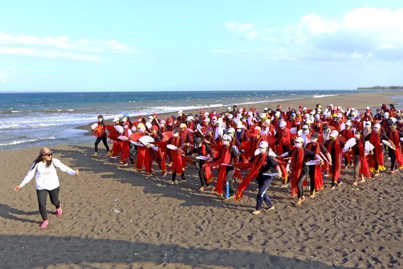 Masyarakat menari gandrung di pantai Boom Banyuwangi.
