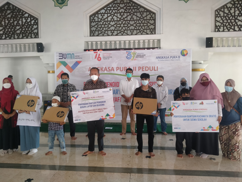 Penyerahan bantuan dari PT Angkasa Pura (AP) II bersama Yayasan Kick Andy di kawasan Bandara Internasional Soekarno-Hatta, kemarin. 