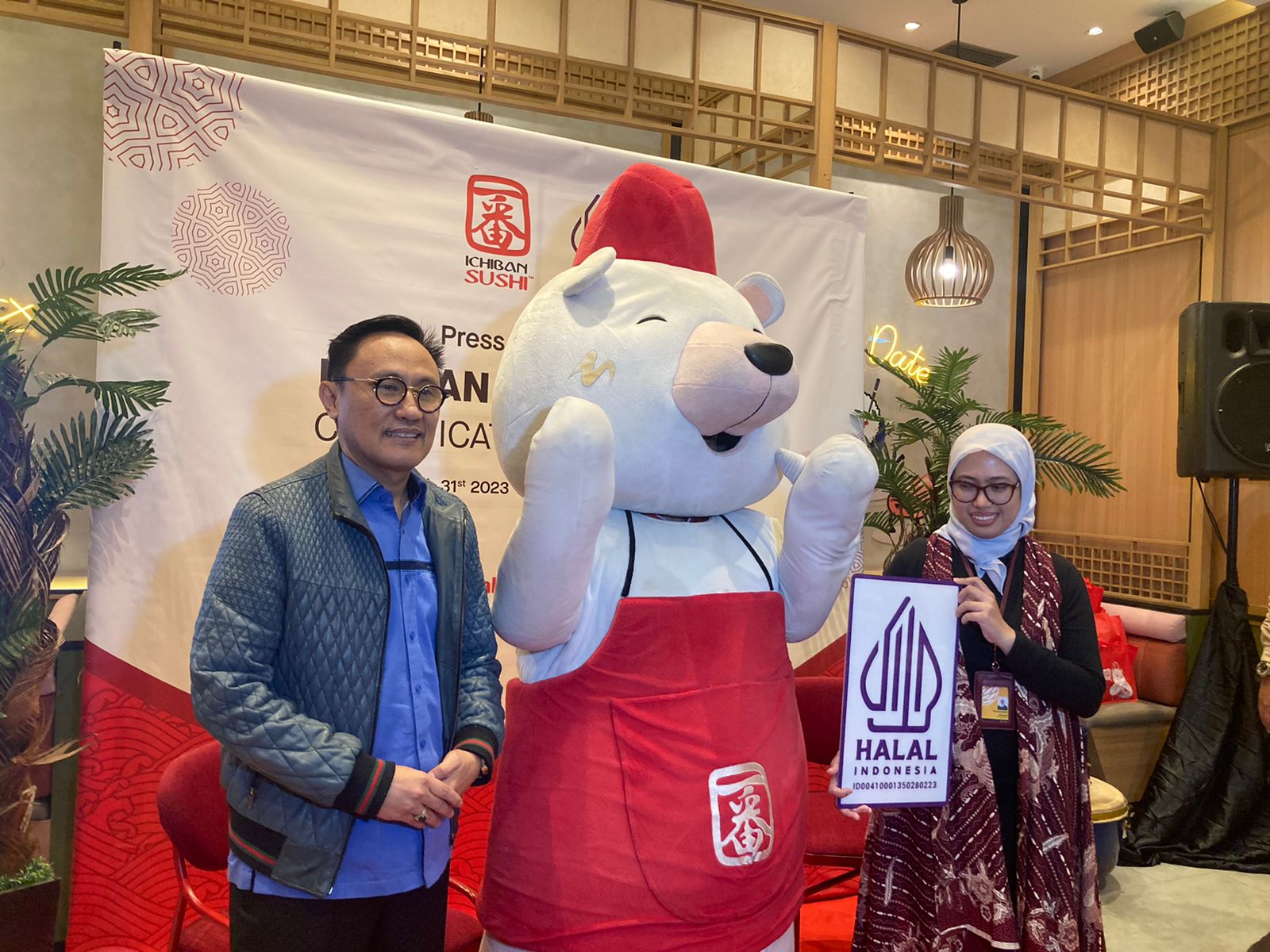 Ichiban Sushi meraih sertifikat Halal dengan predikat A dari BPJPH dan MUI.