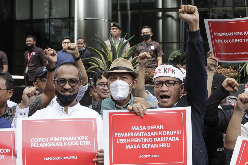 Sejumlah tokoh turut serta dalam aksi di depan gedung KPK,  diantaranya Abraham Samad, Denny Indrayana, Saut Situmorang.