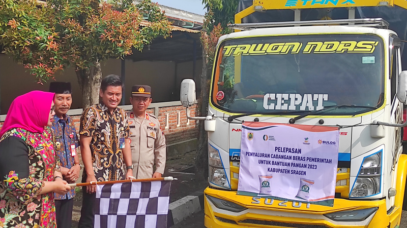 Bupati Sragen  Kusdinar Untung Yuni Sukowati melepas truk yang membawa bantuan sosial beras untuk warganya