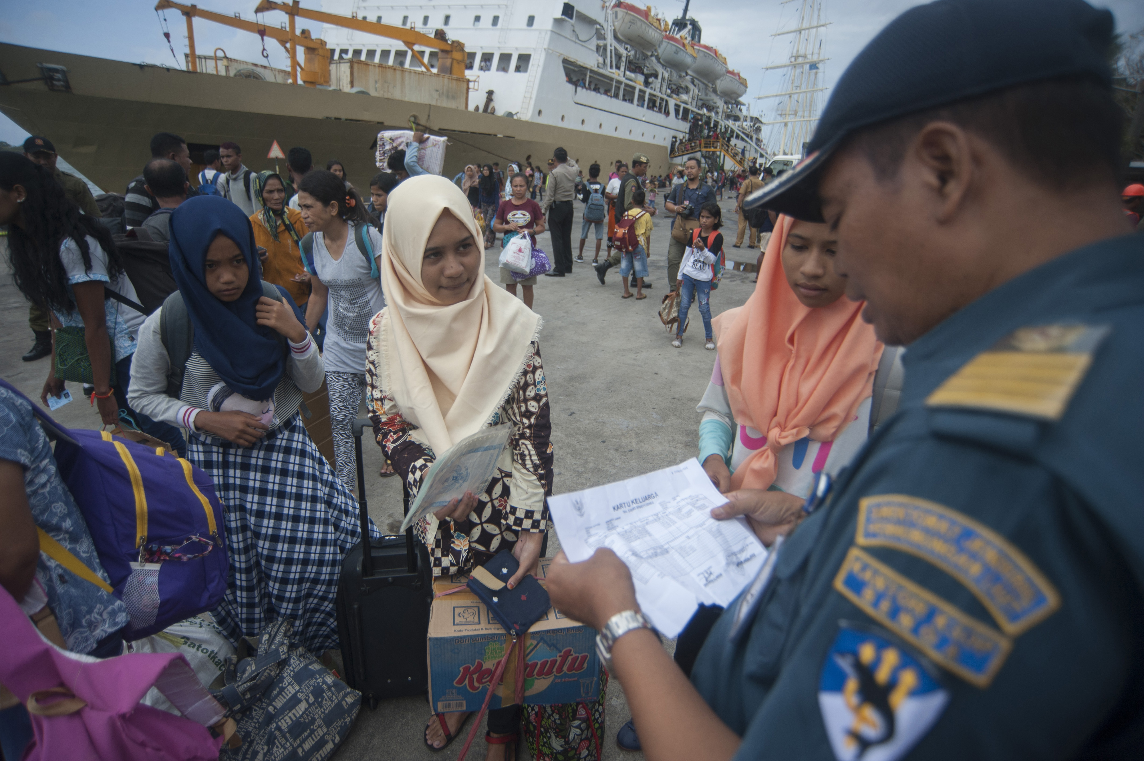 Petugas pelabuhan memeriksa identitas penumpang setibanya mereka di Pelabuhan Benoa, Denpasar, Rabu (20/6/2018). 