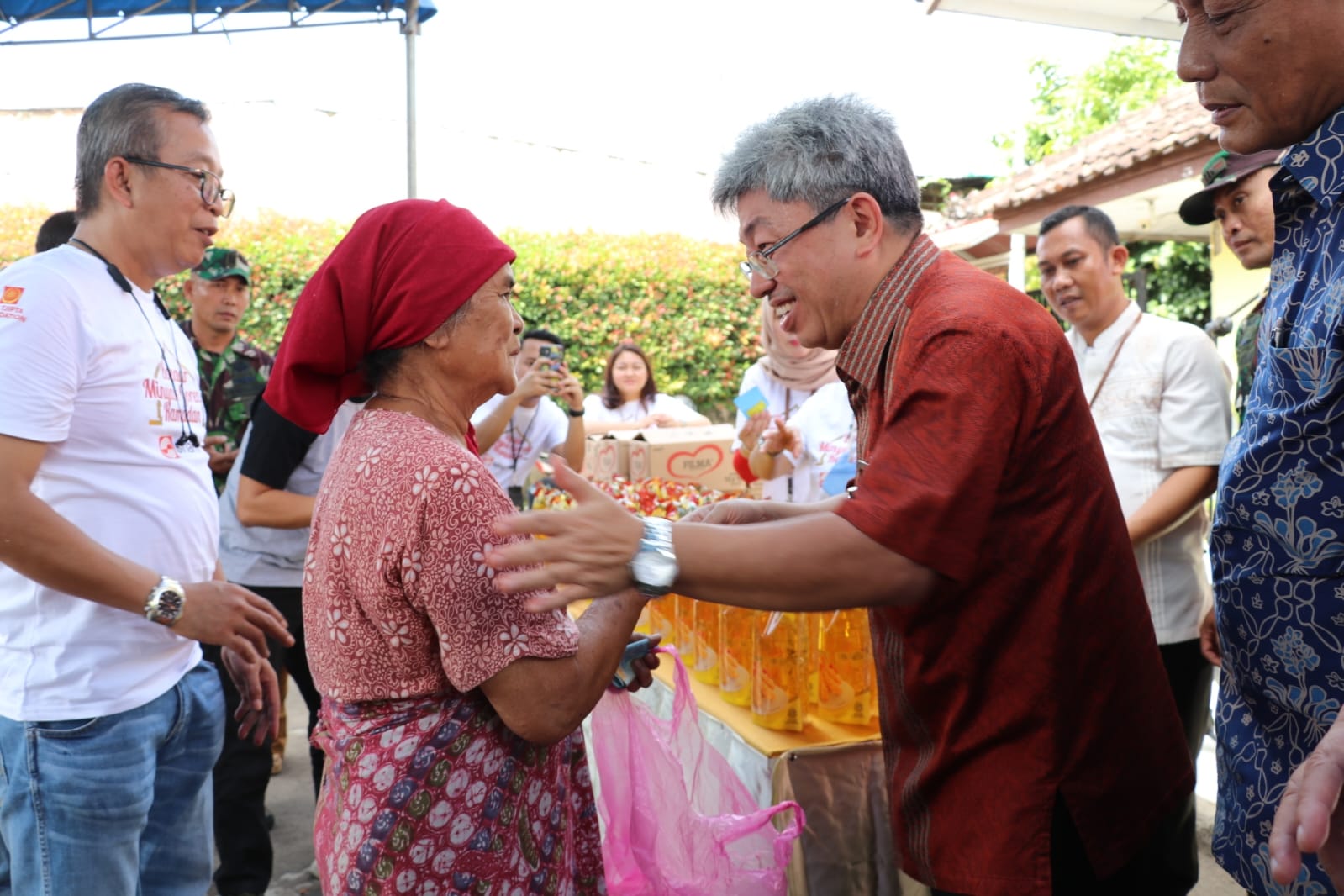 Bazar minyak goreng di Kantor Desa Kragilan