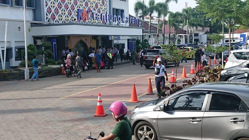 Penumpang kereta api relasi Tanjungkarang -- Baturaja dan Kertapati memenuhi area Stasiun Tanjungkarang.