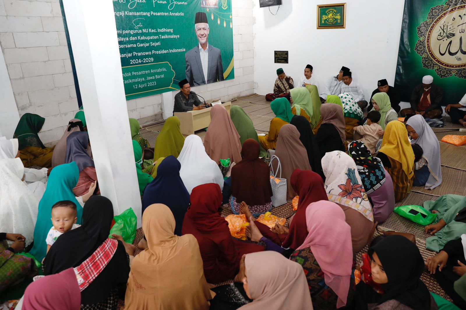 Sukarelawan dan santri Pondok Pesantren Annabriis Tasikmalaya menggelar buka bersama