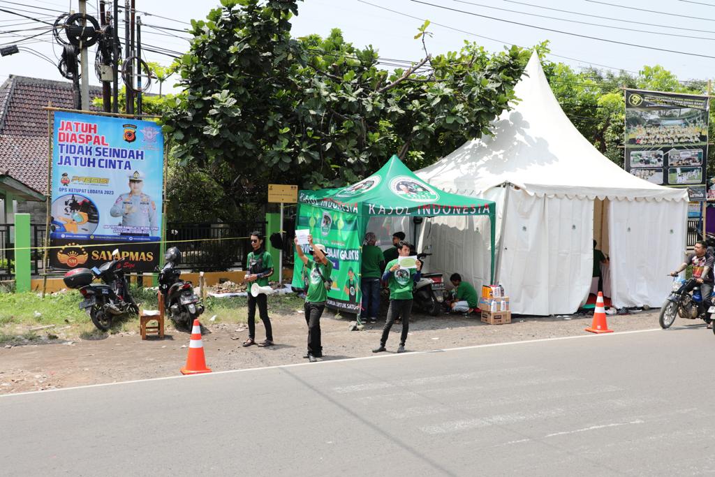 Posko relawan Kajol Indonesia di Cirebon melayani servis dan ganti oli sepeda motor gratis