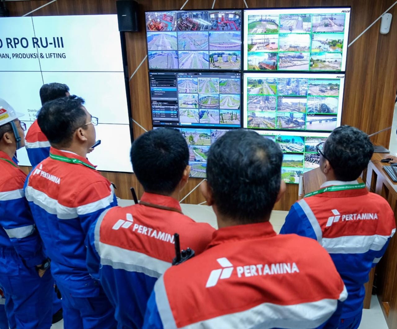   Jajaran komisaris dan direksi Pertamina mengunjungi kilang Refinery Unit III Plaju PT Kilang Pertamina Internasional di Palembang, Sumsel.