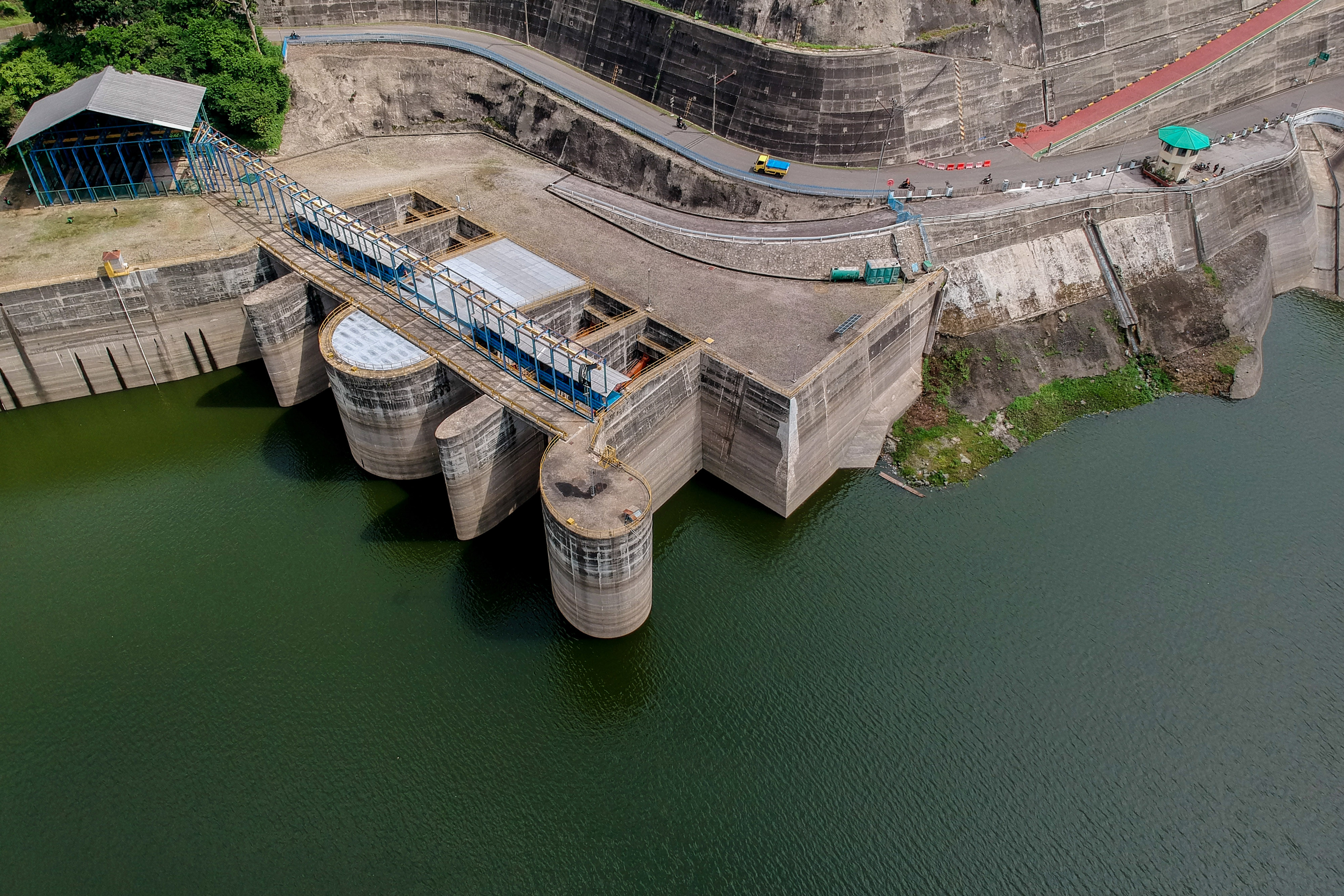  Foto udara bendungan Waduk Cirata di Kabupaten Bandung Barat, Jawa Barat, Jumat (3/1/2020).