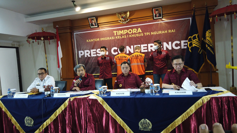 Terbukti positif narkoba, dua warga negara asal Rusia ini dideportasi dan dicekal dari Indonesia. 