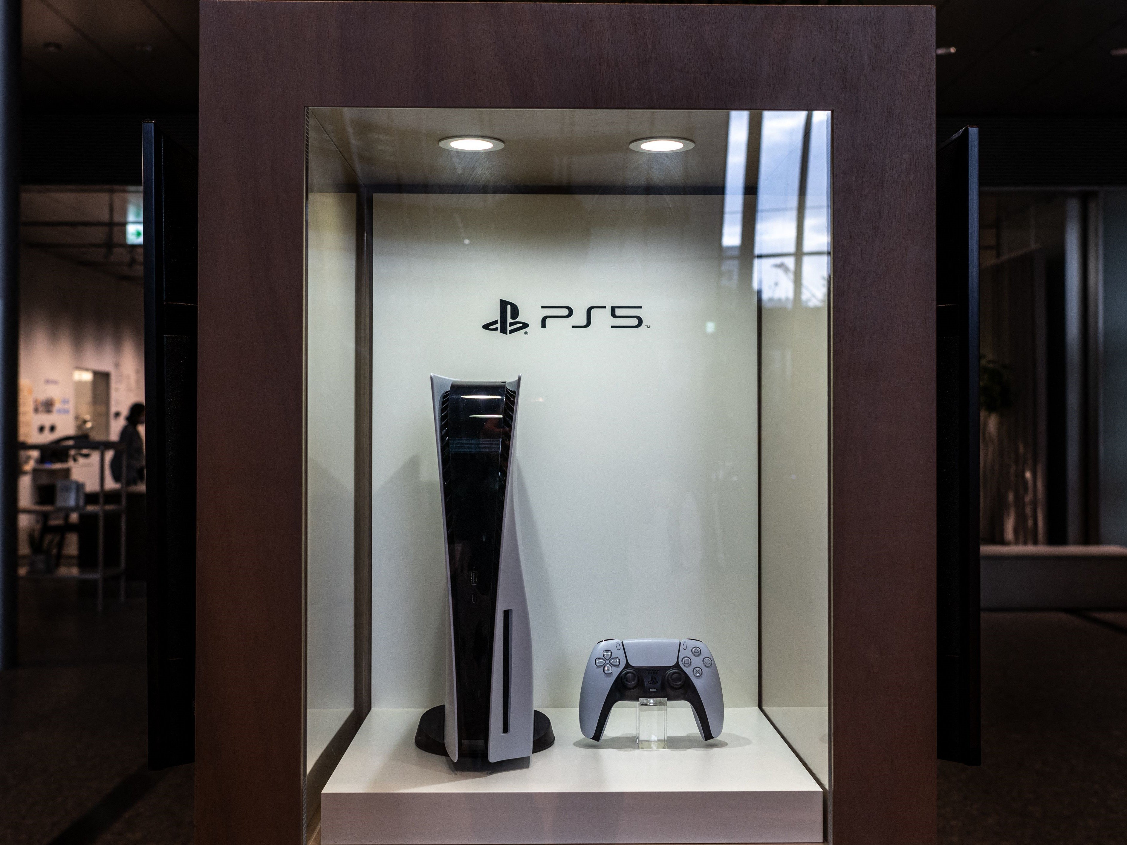 Konsol video game Sony Playstation 5 ditampilkan di kantor pusat perusahaan di Tokyo pada 31 Januari 2023.