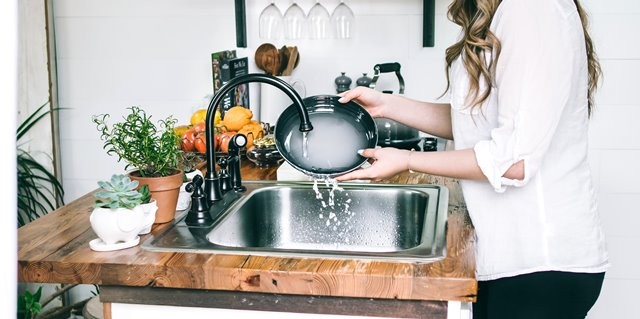 membersihkan benda dapur