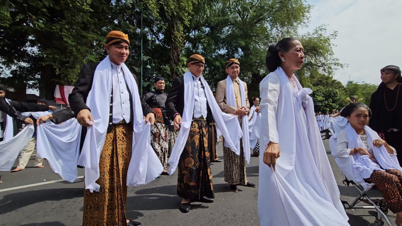 Menteri Pariwisata dan Ekonomi Kreatif Sandiaga Uno bersama Wali Kota Surakarta Gibran Rakabuming Raka ikut menari dalam Solo Menari 24 Jam