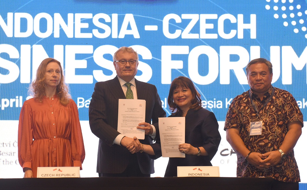 Presiden Kamar Dagang Ceko Vladimir Dlouhy (dua kiri) dan Wakil Ketua Umum Kadin Indonesia Shinta W Kamdani (dua kanan).