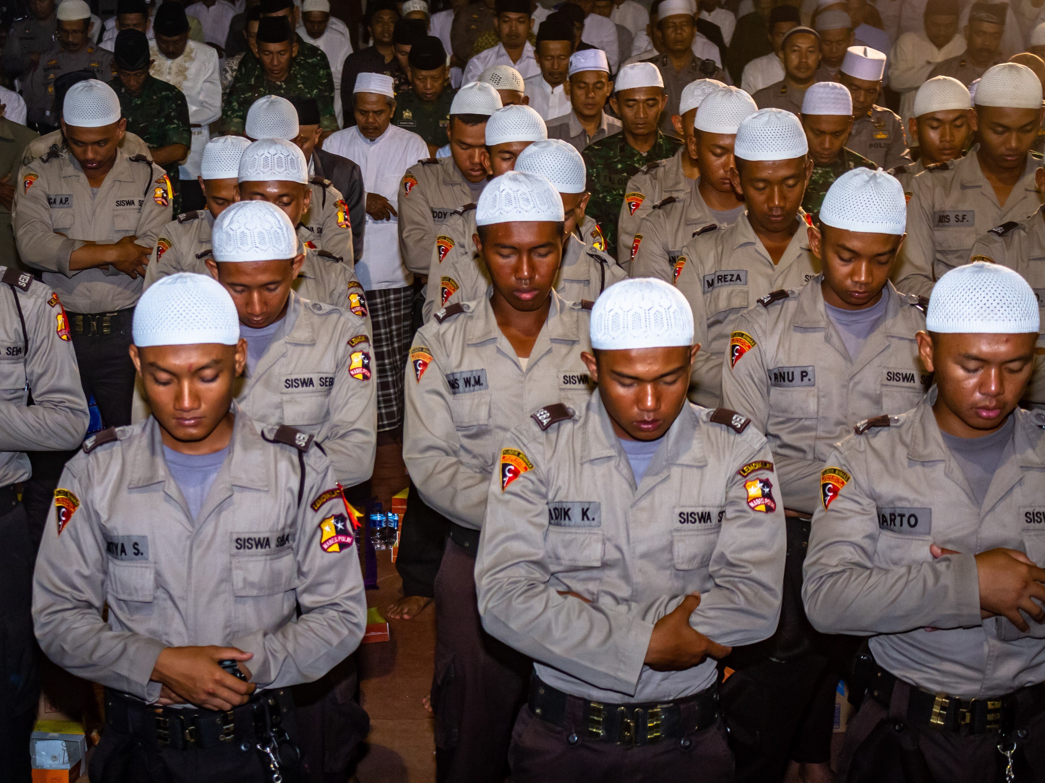 Sejumlah polisi melaksanakan salat hajat saat mengikuti Tablig Akbar dan Mujahadah Kubro bertajuk Nihadlul Mustagfirin di Mapolres Demak.