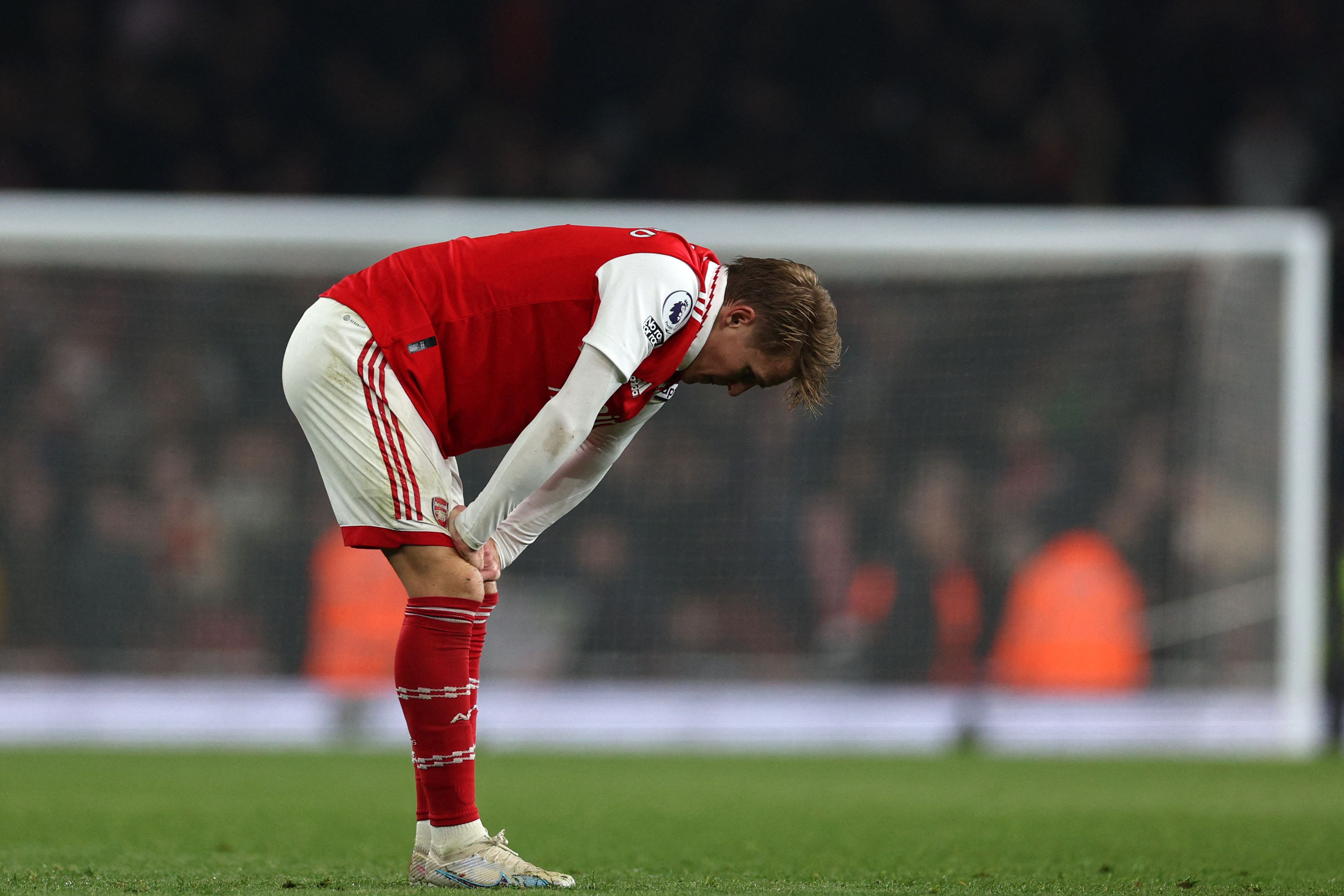 Gelandang Arsenal Martin Odegaard tertunduk lesu setelah timnya hanya meraih 1 poin saat melawan Southampton.