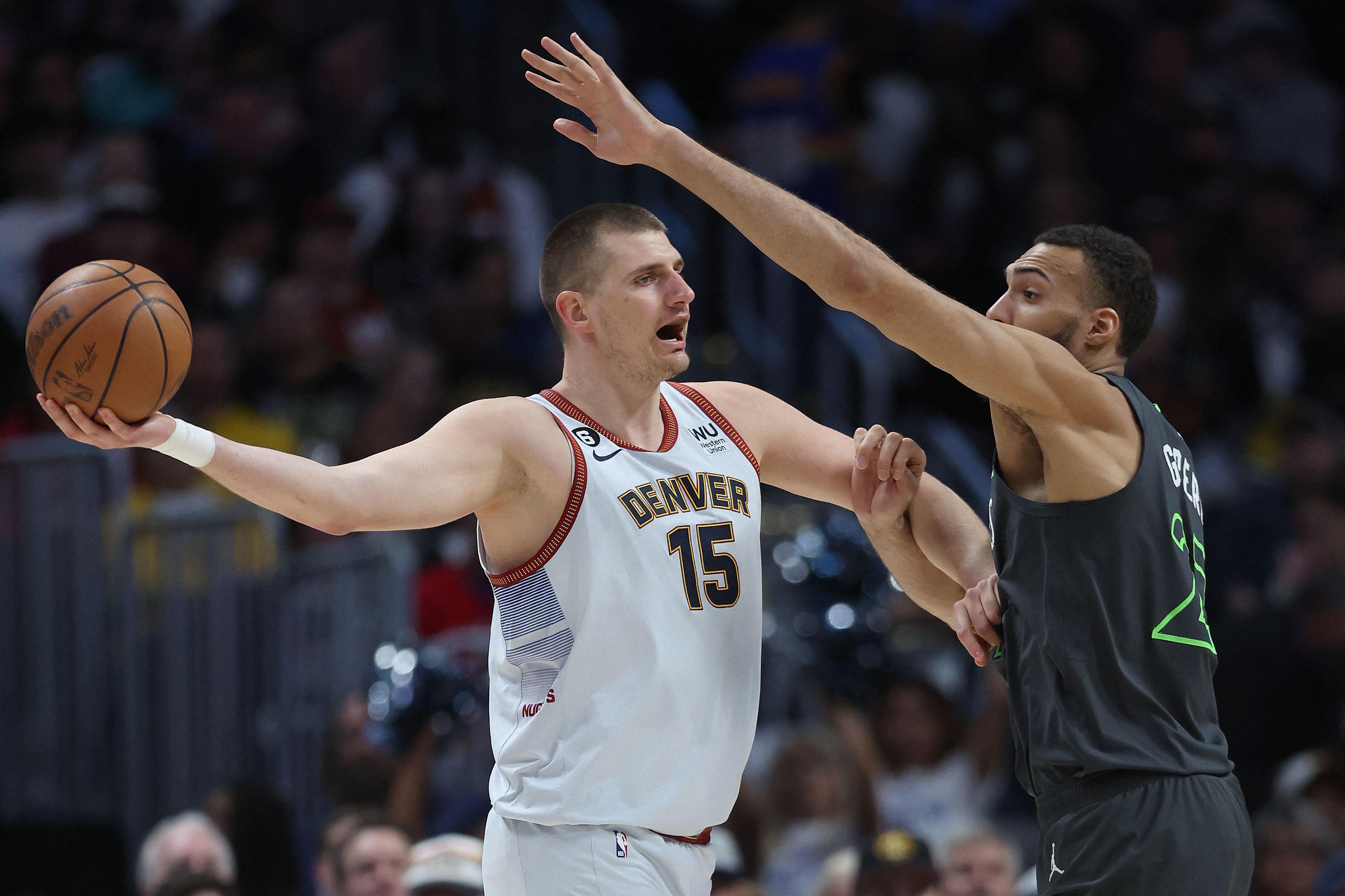 Bintang Denver Nuggets Nikola Jokic (kiri) berusaha melancarkan serangan dalam laga playoff NBA melawan Minnesota Timberwolves.