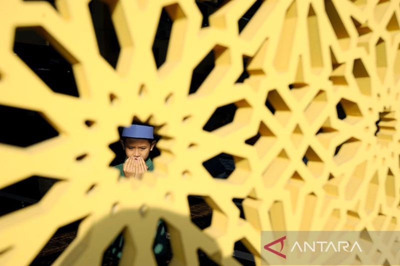 Seorang anak berdoa usai melaksanakan Shalat Idulfitri di Masjid Al-Muhajirin, Batu Caves, Selangor, Malaysia, Sabtu (22/4/2023).