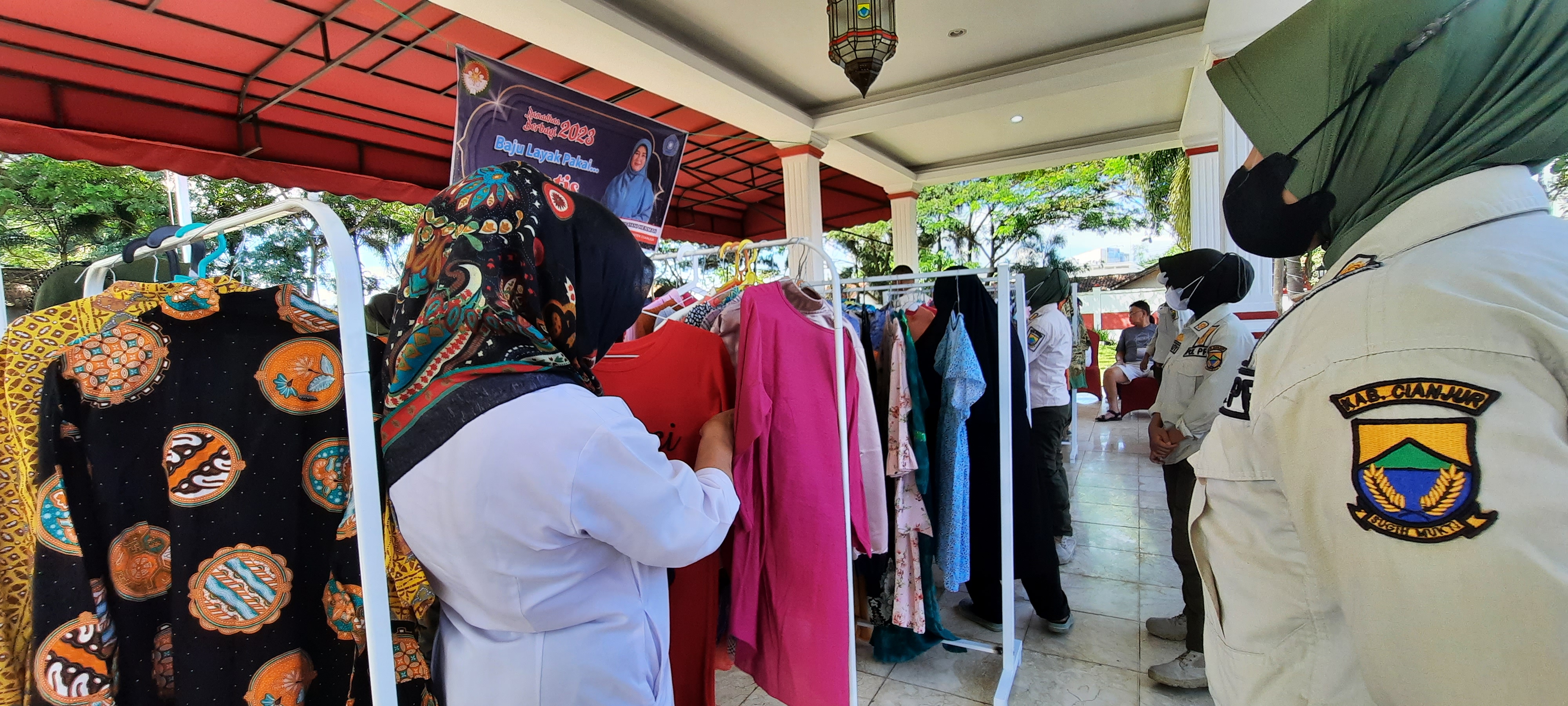 Warga memilih baju yang disediakan secara gratis di komplek perkantoran Pemkab Cianjur