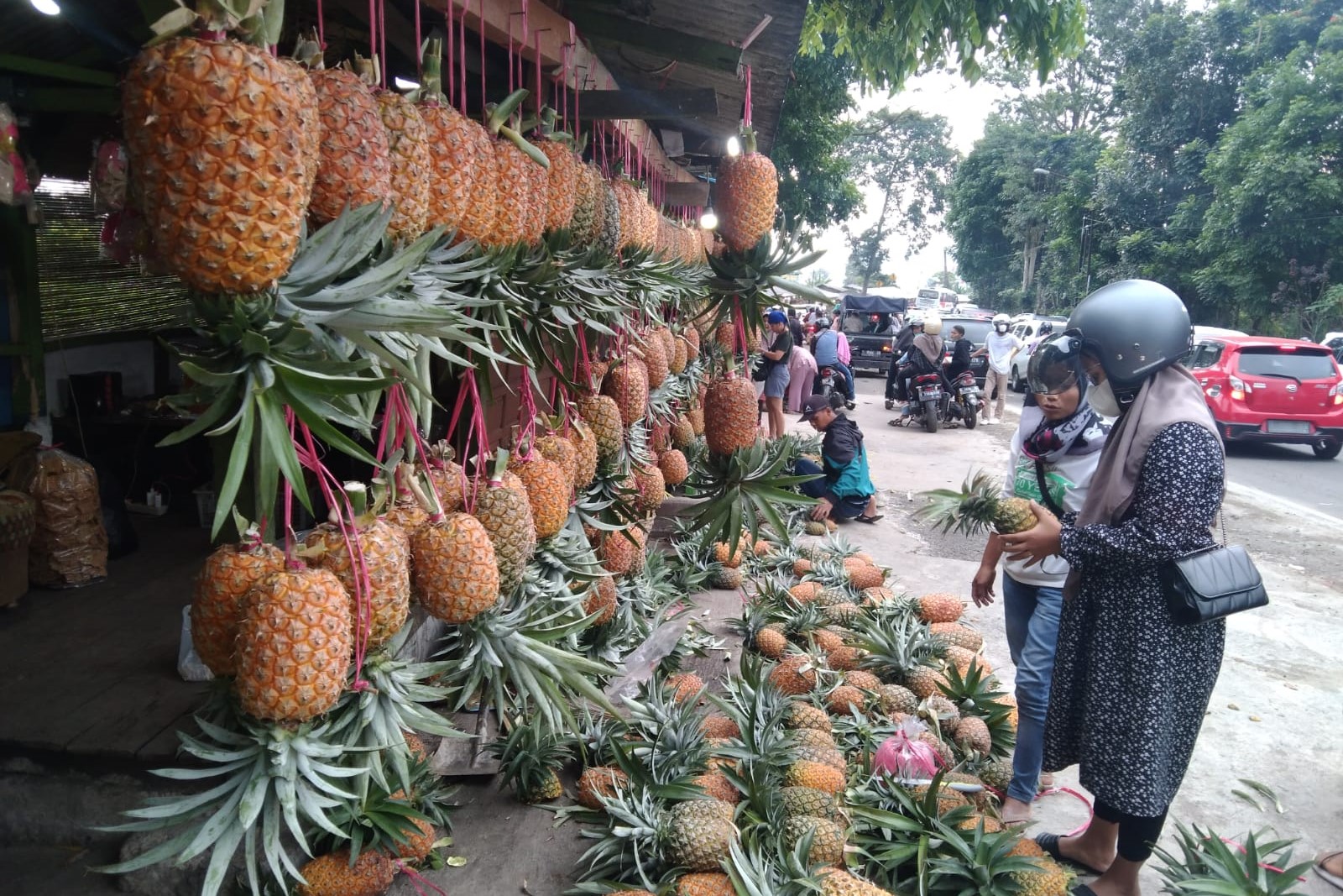 Salah satu kios penjual buah nanas di jalan cagak Subang yang diburu pemudik untuk dijadikan oleh-oleh.