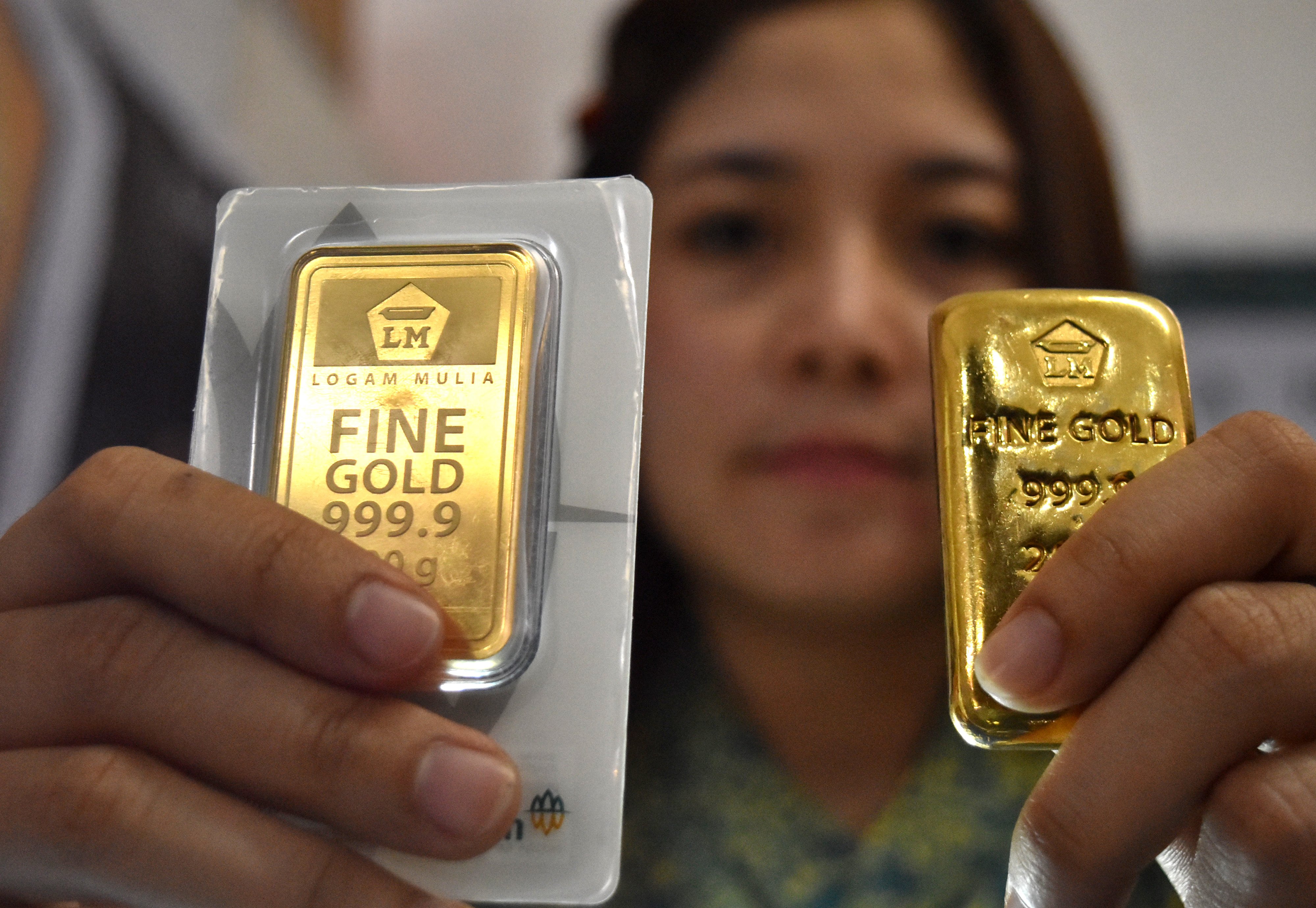 Petugas menunjukkan imitasi emas logam mulia Antam di sebuah pameran di Ungaran, Semarang, Jawa Tengah.