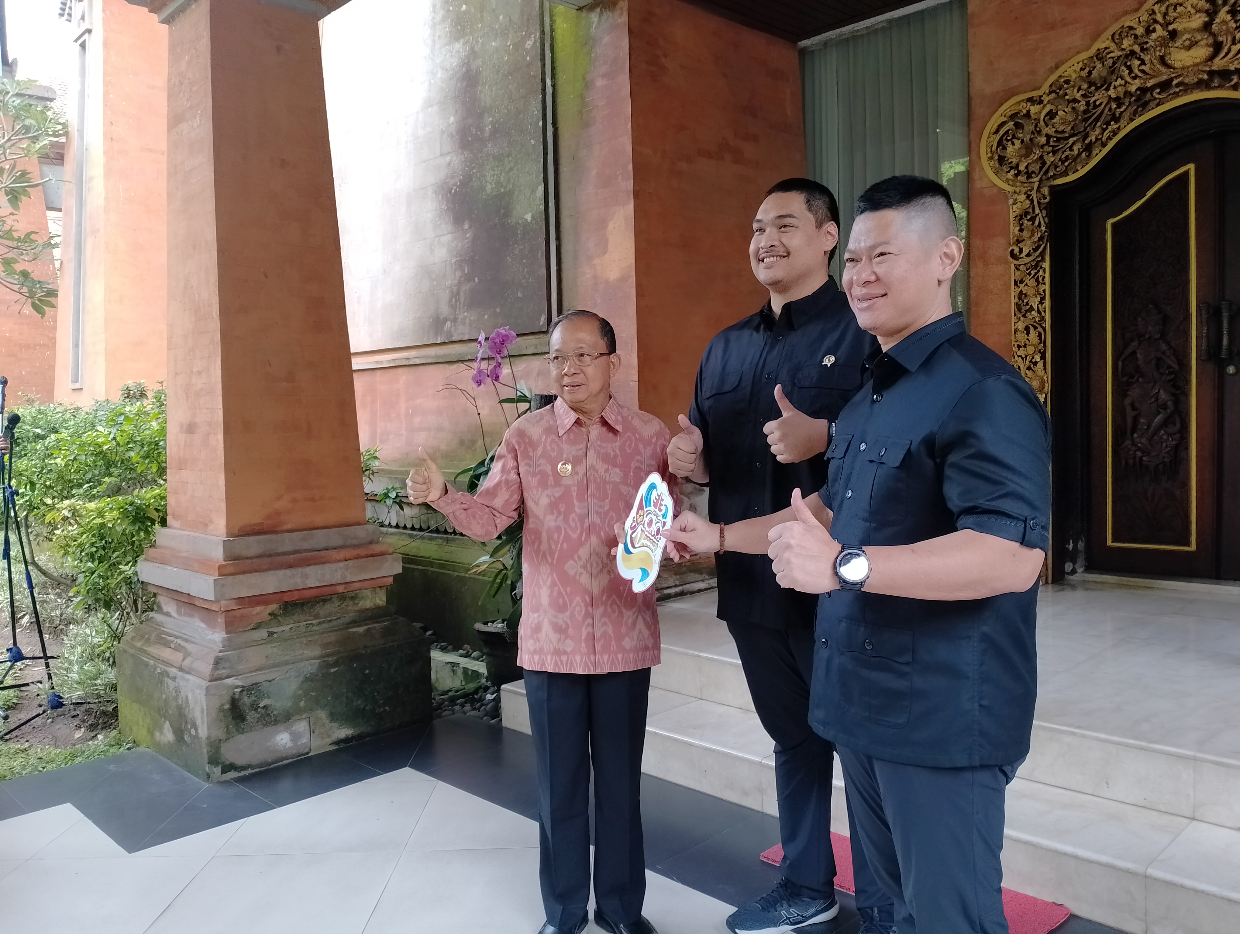 Gubernur Bali I Wayan Koster (kiri) berpose dengan Menpora Dito Ariotedjo dan Ketua KOI Raja Sapta Oktohari, Jumat (14/4).