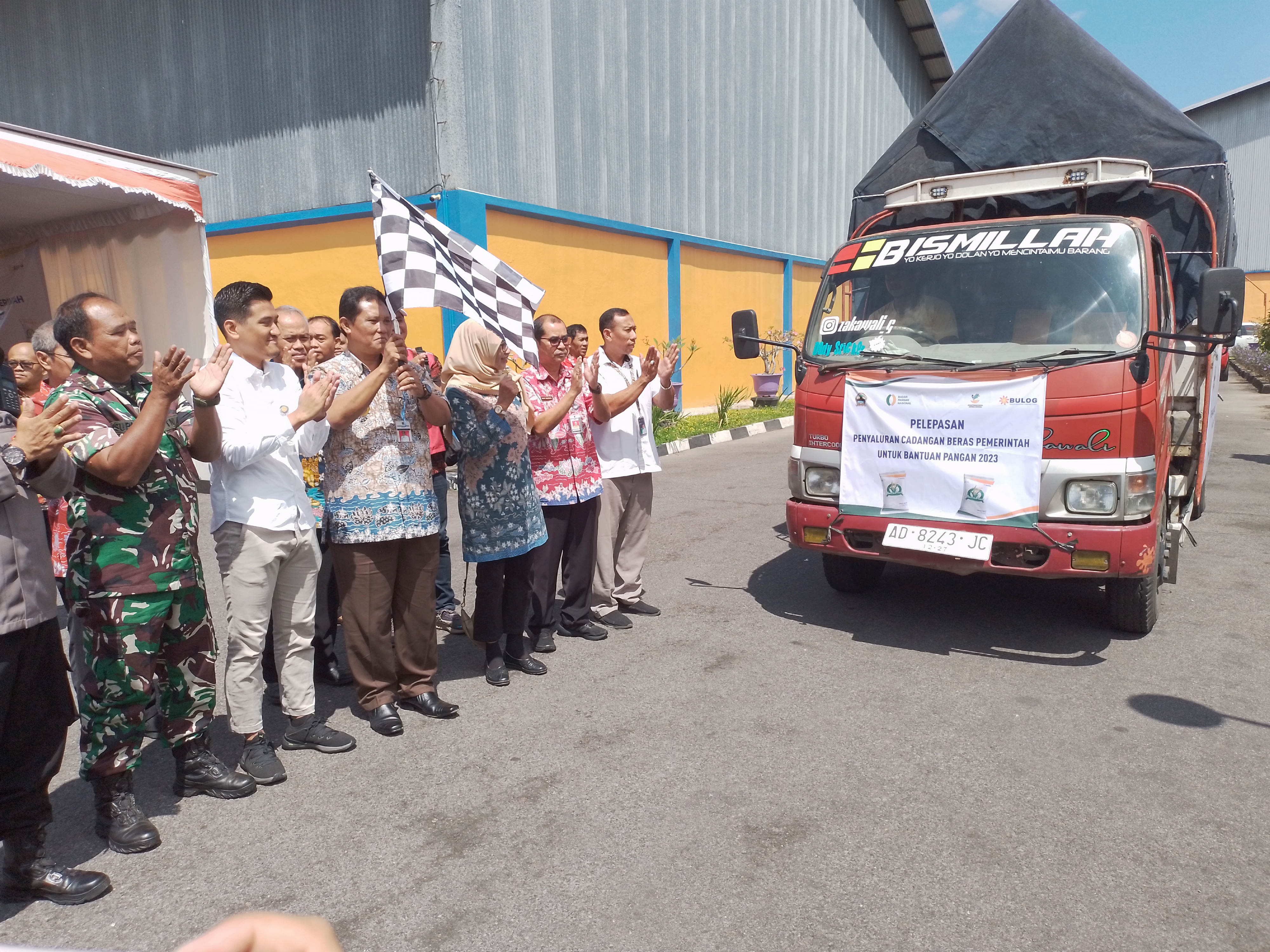 Wakil Bupati Klaten Yoga Hardaya melepas truk pembawa beras bantuan untuk warga