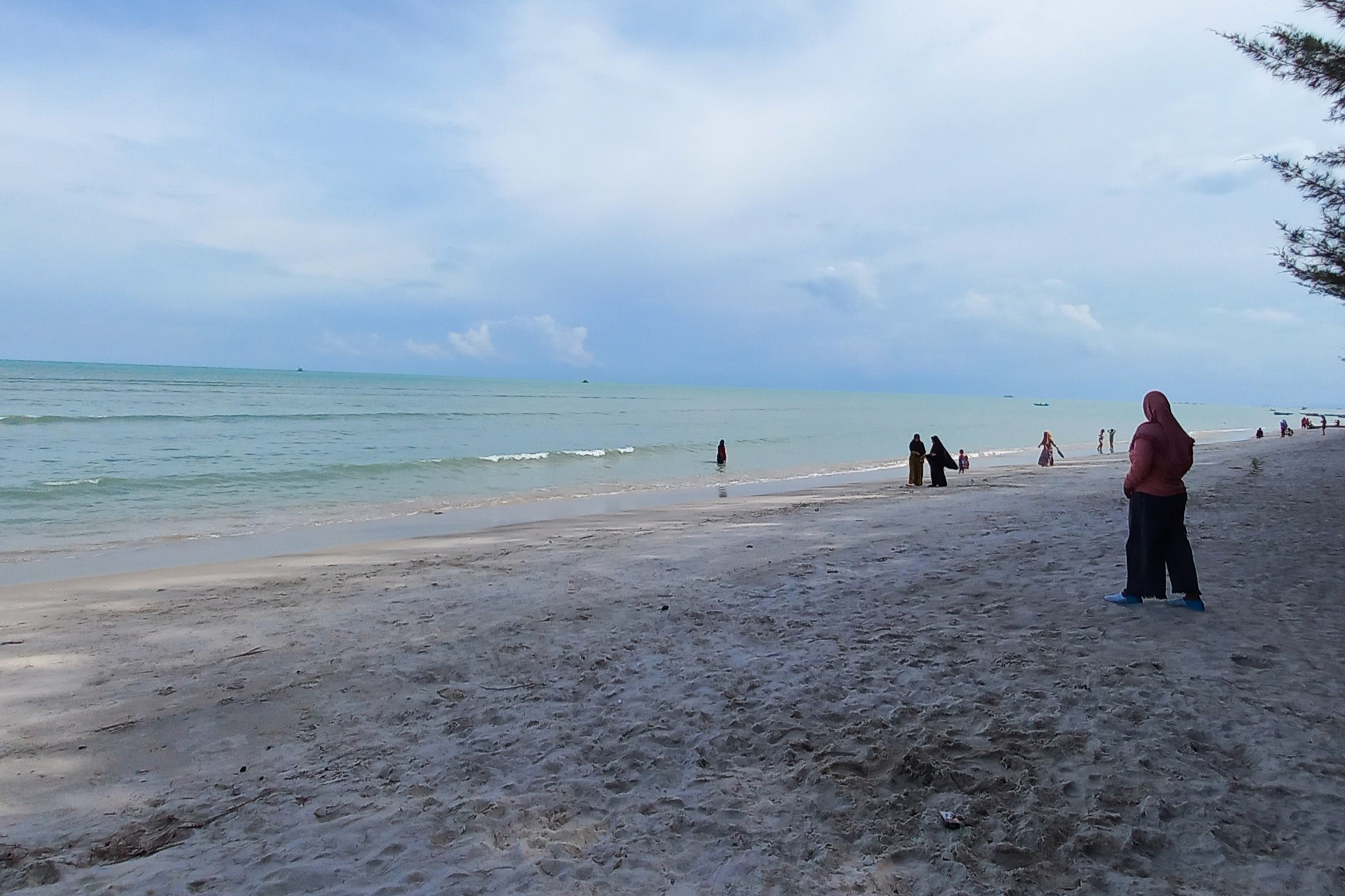 Akhir Libur Lebaran, Pemudik Serbu Pantai di Bangka