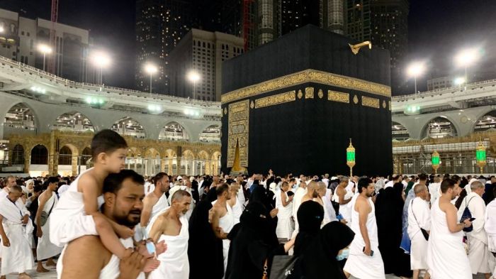 Jamaah Umroh asal Indonesia bersama negara lain melaksanakan Tawaf saat ibadah Umroh seusai Salat Subuh di Masjidil Haram, Mekah, Arab Saudi