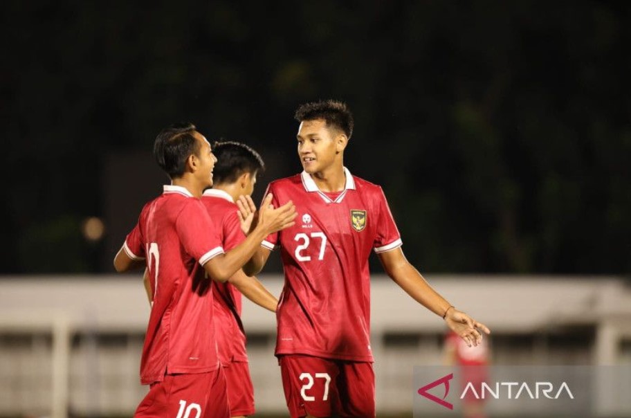 Penyerang timnas U-22 Titan Agung (kanan) melakukan selebrasi usai mencetak gol ke gawang Bhayangkara FC di laga uji coba.