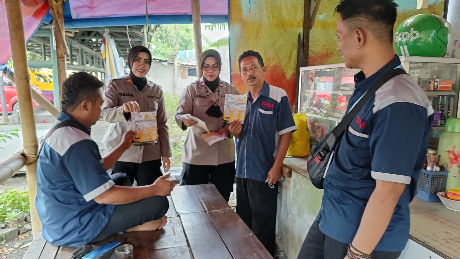 Anggota Polres Metro Tangerang Kota memberi edukasi seputar tips mudik aman dan nyaman kepada warga. 