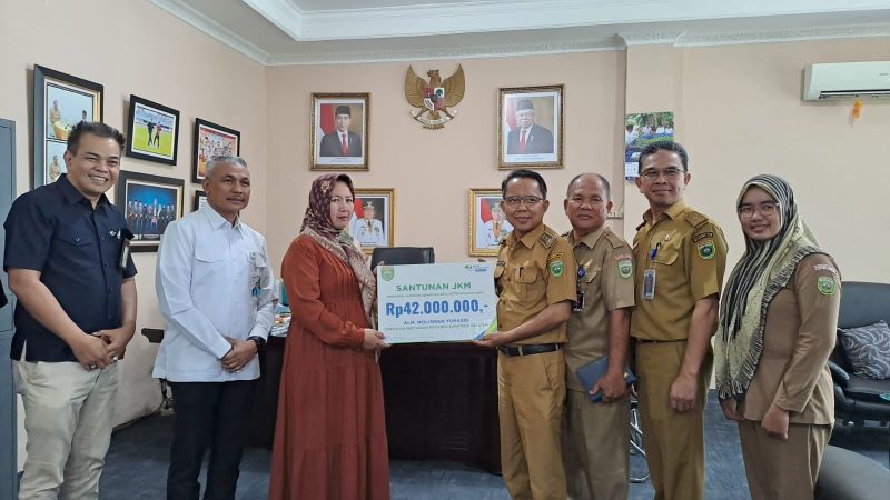 Penyerahan dana santunan dari BPJS Ketenagakerjaan Palembang kepada ahli waris pegawai non ASN 