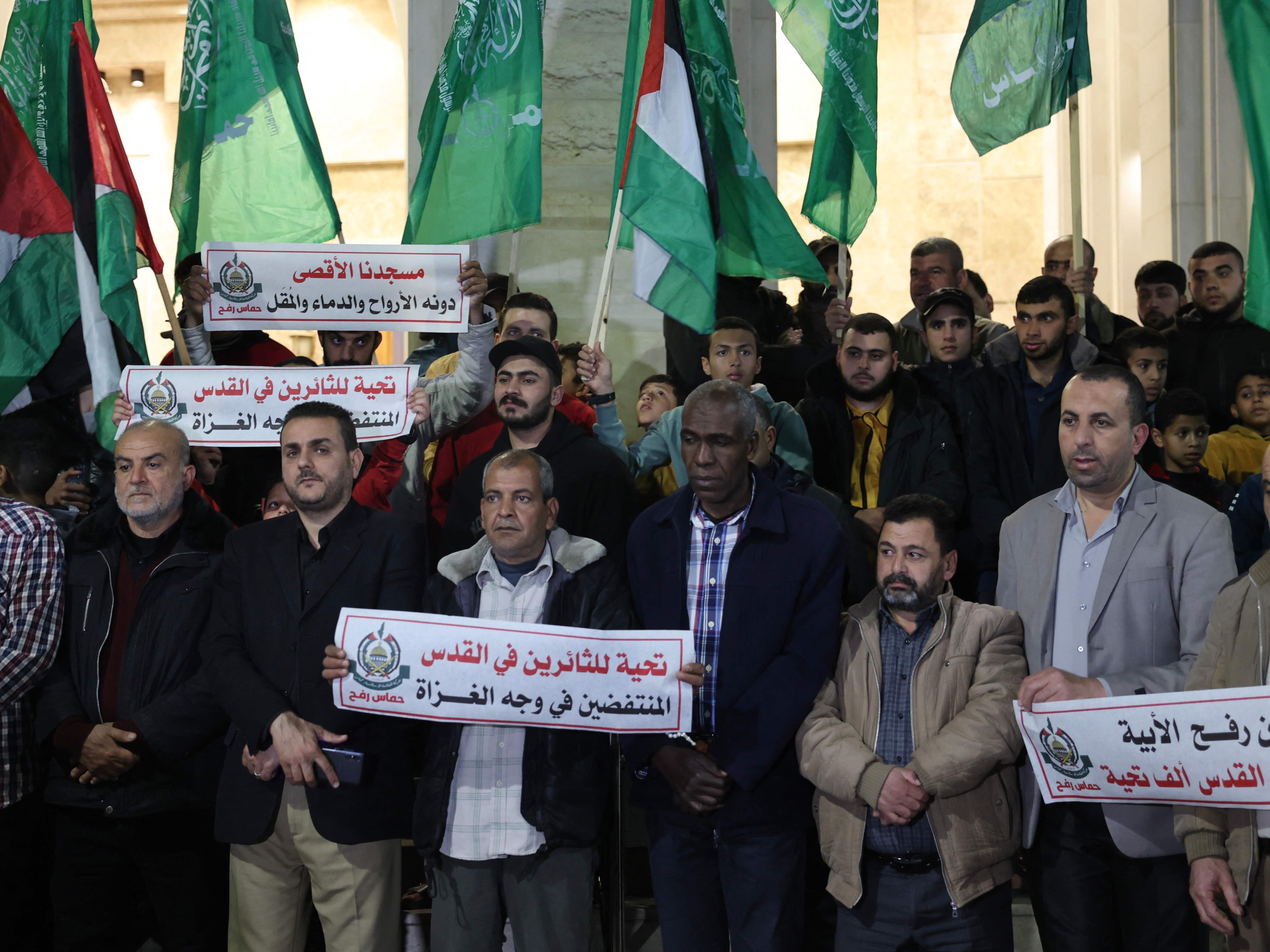 Pendukung gerakan Hamas membawa poster serta bendera partai dan nasional selama aksi unjuk rasa mendukung jemaah Al-Aqsa.
