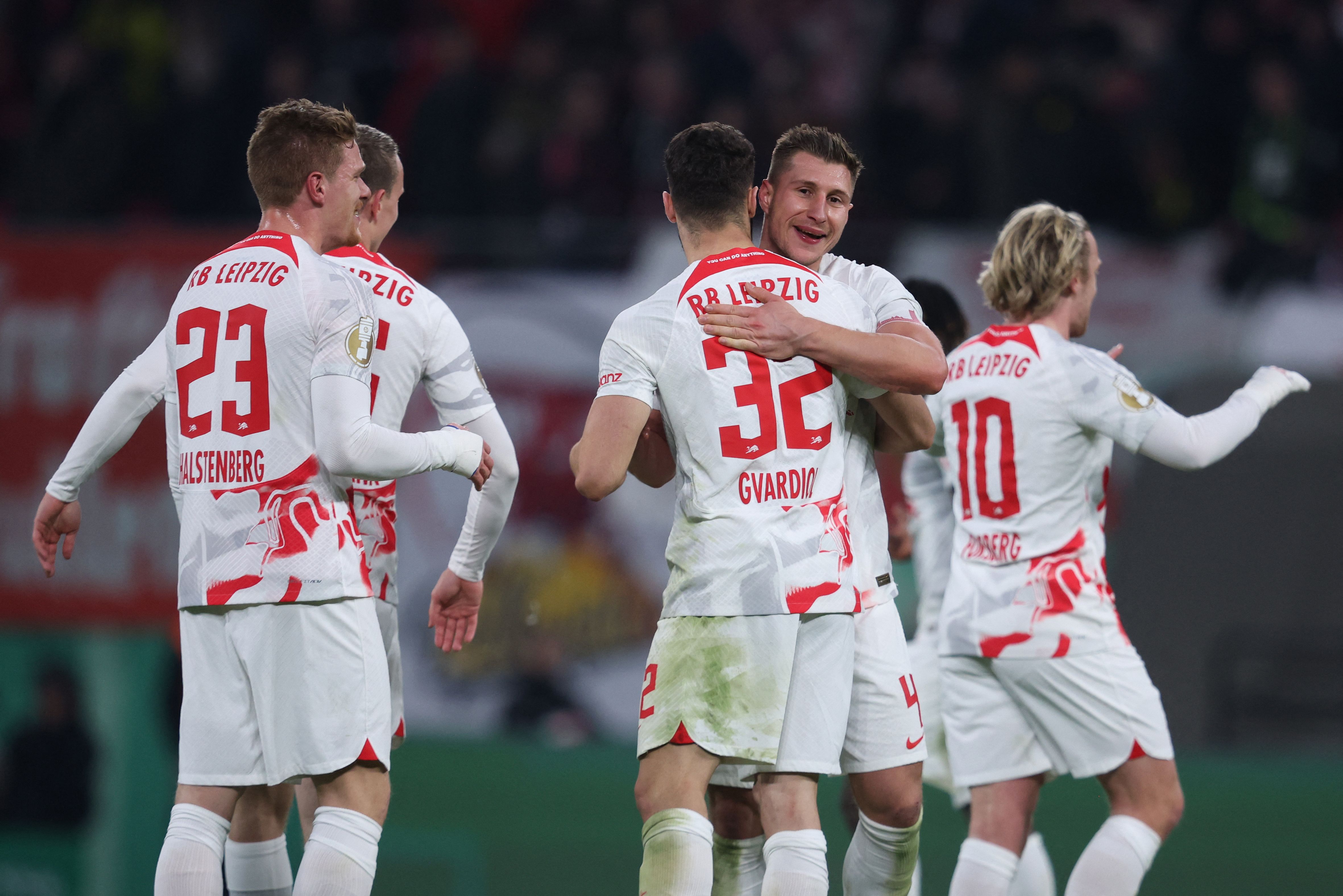 Para pemain RB Leipzig melakukan selebrasi usai mencetak gol ke gawang Borussia Dortmund di laga DFB Pokal.