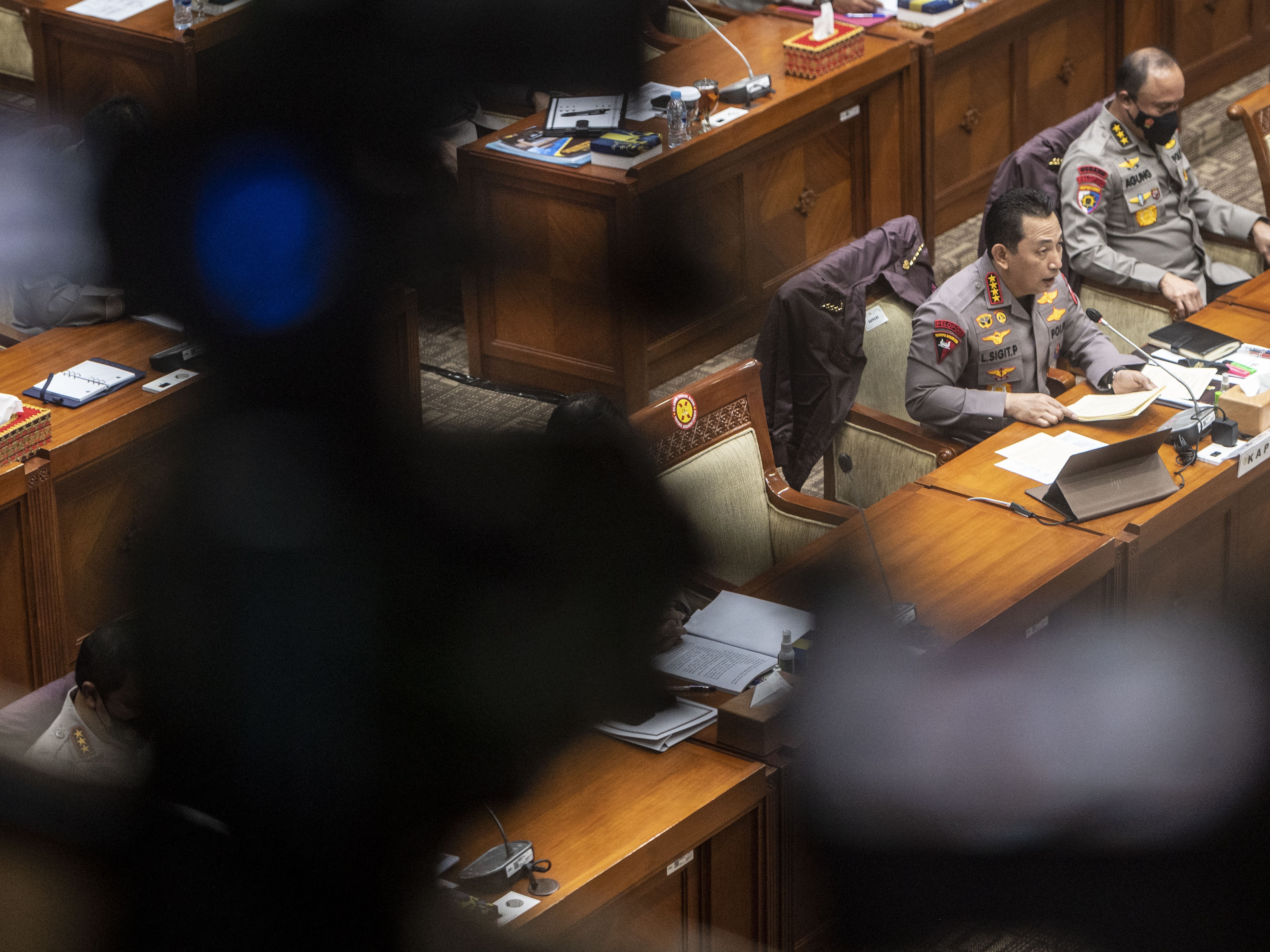 Perempuan Mengamuk saat Rapat Kapolri dan Komisi III DPR