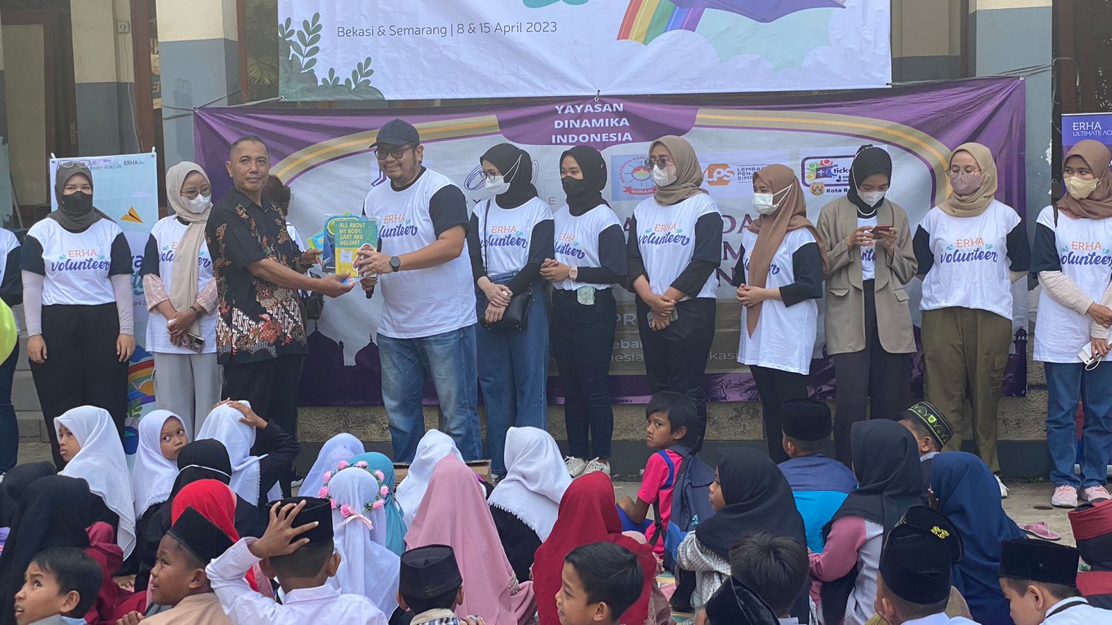  Kegiatan Berkarya Berceritayang digelar klinik kecantikan Erha di kawasan TPST Bantargebang, Kota Bekasi, Jawa Barat.  