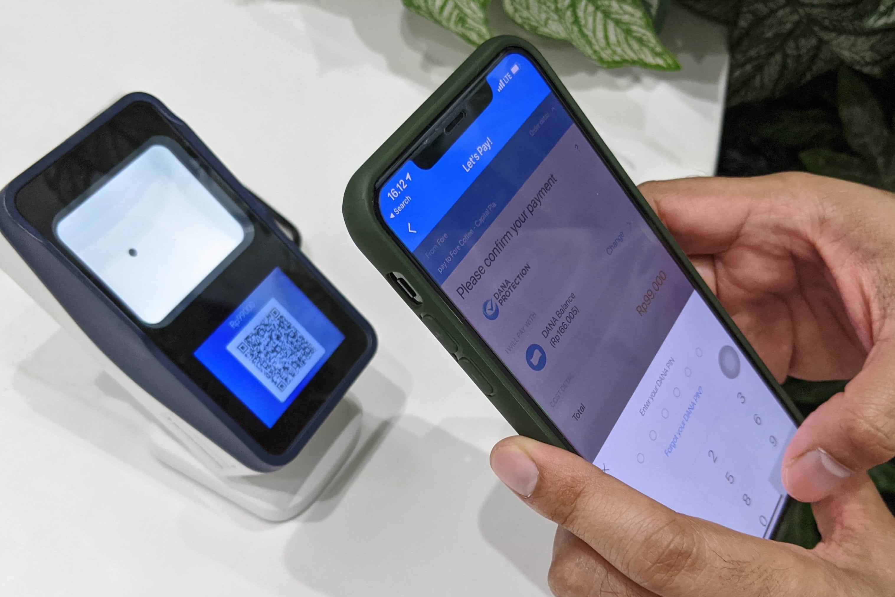 Ilustrasi transaksi dengan menggunakan aplikasi Dana.