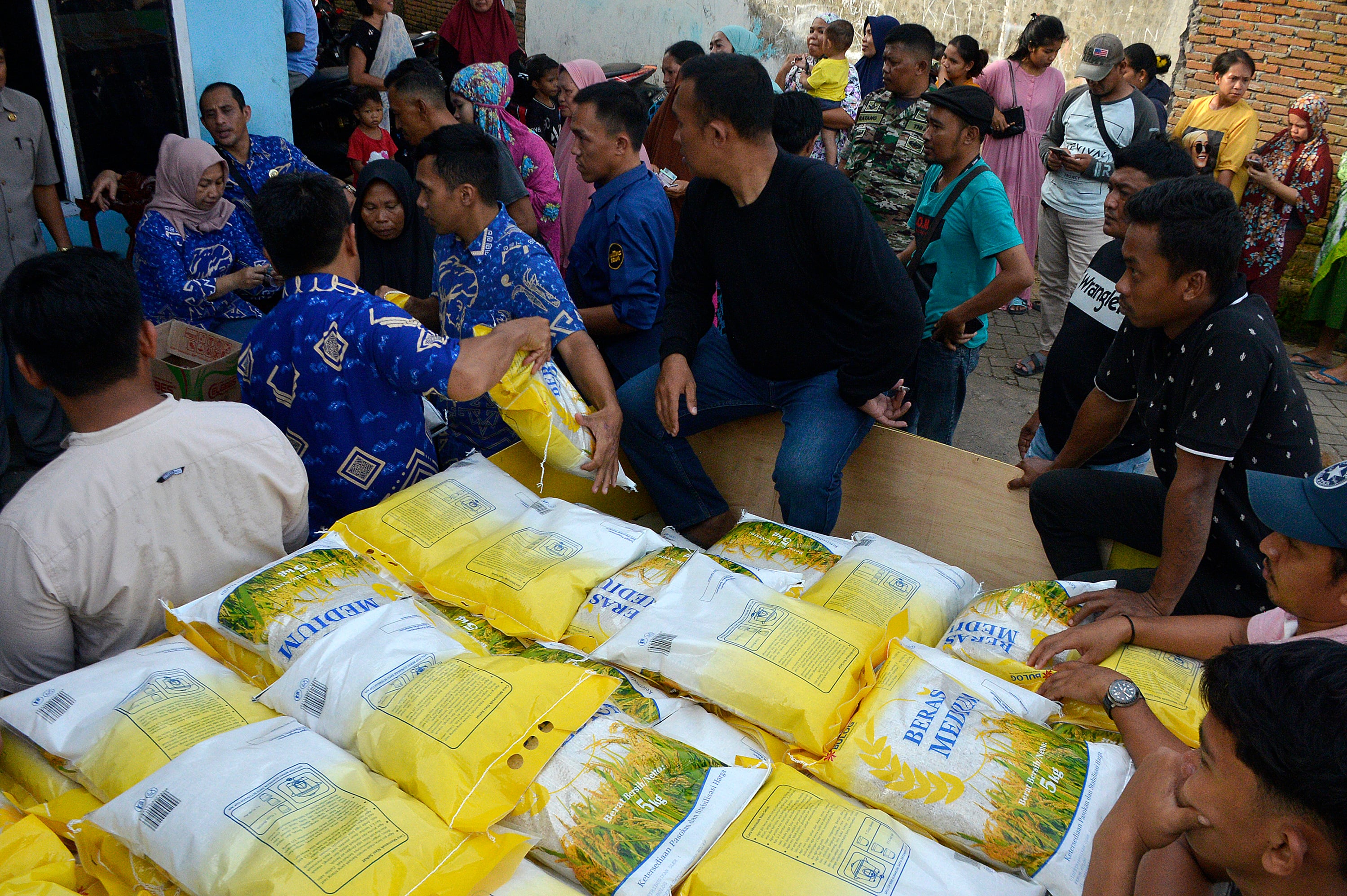 Warga membeli beras dalam operasi pasar yang digelar di Kabupaten Gowa, Sulawesi Selatan