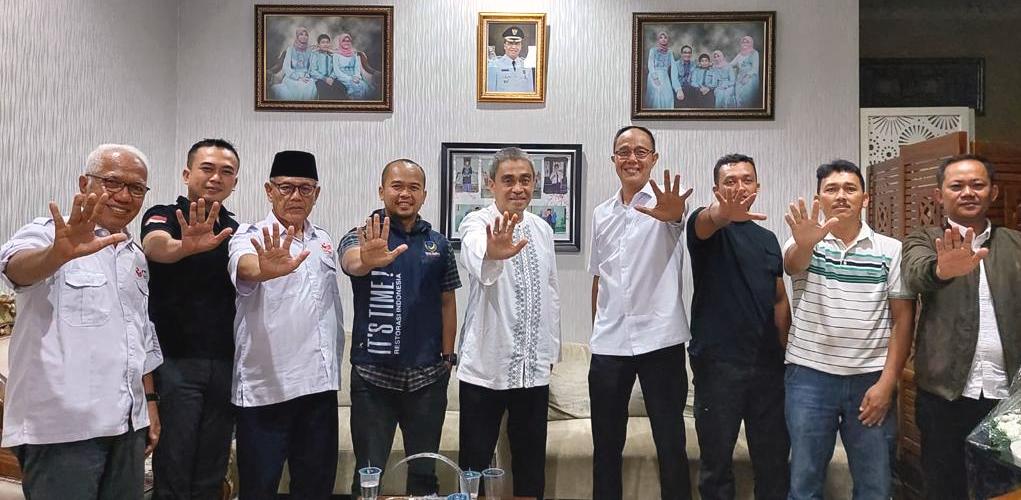 Ayep Zaki (empat dari kanan) bersama kader NasDem Kalsel.