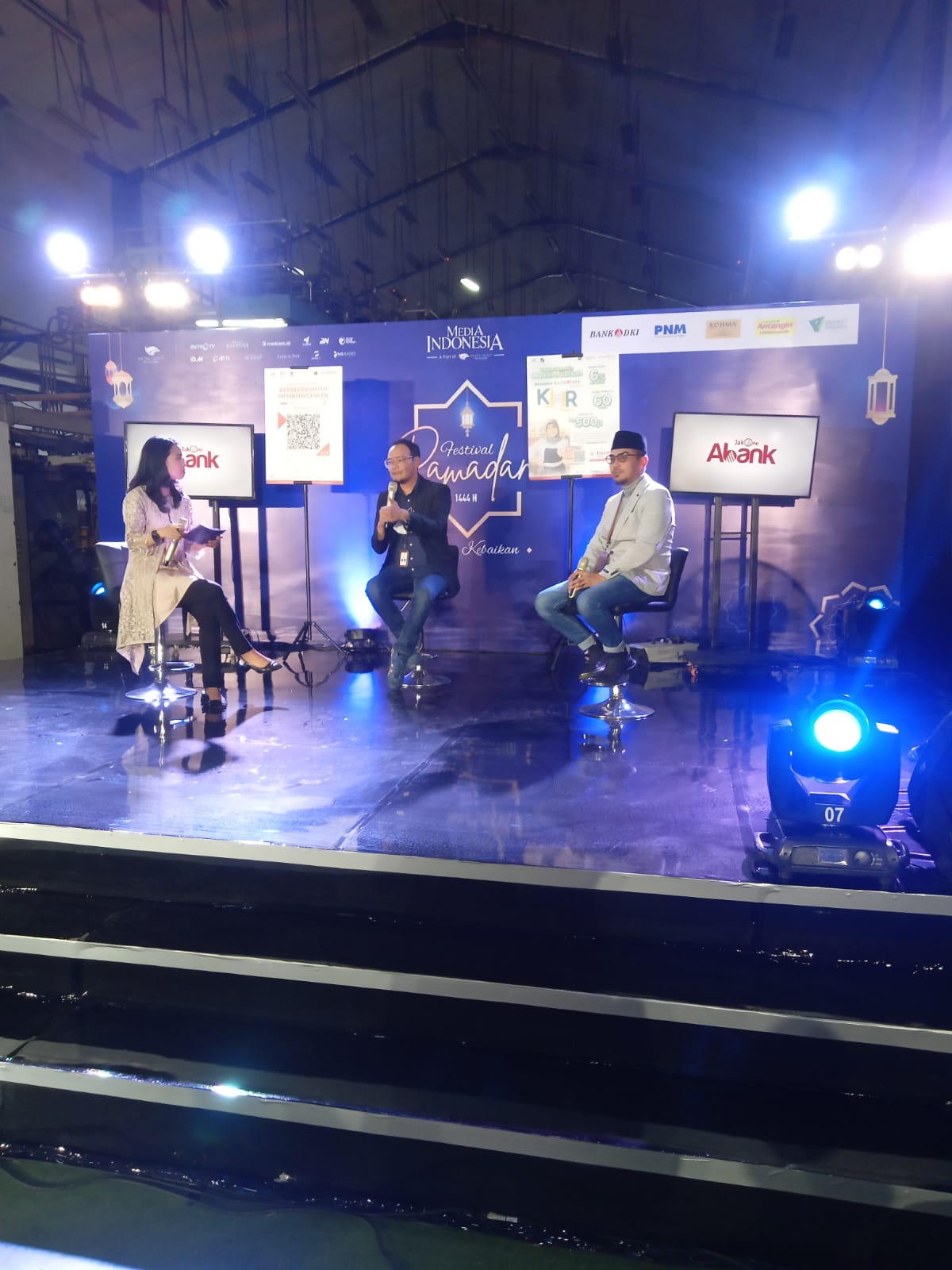  LITERASI: Assistant Vice President Bank DKI Syariah Arie Fakhrizal memaparkan keunggulan pelayanan Bank DKI di sektor UMKM, Jumat (14/4)