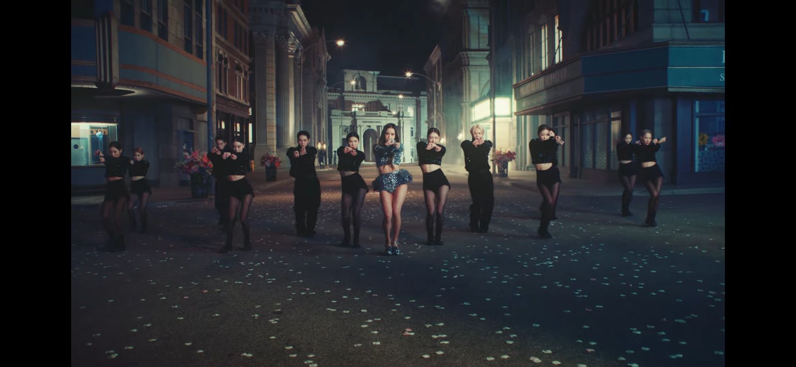 Penampilan Jisoo Blackpink di video musik single debut solnya 'Flower'.