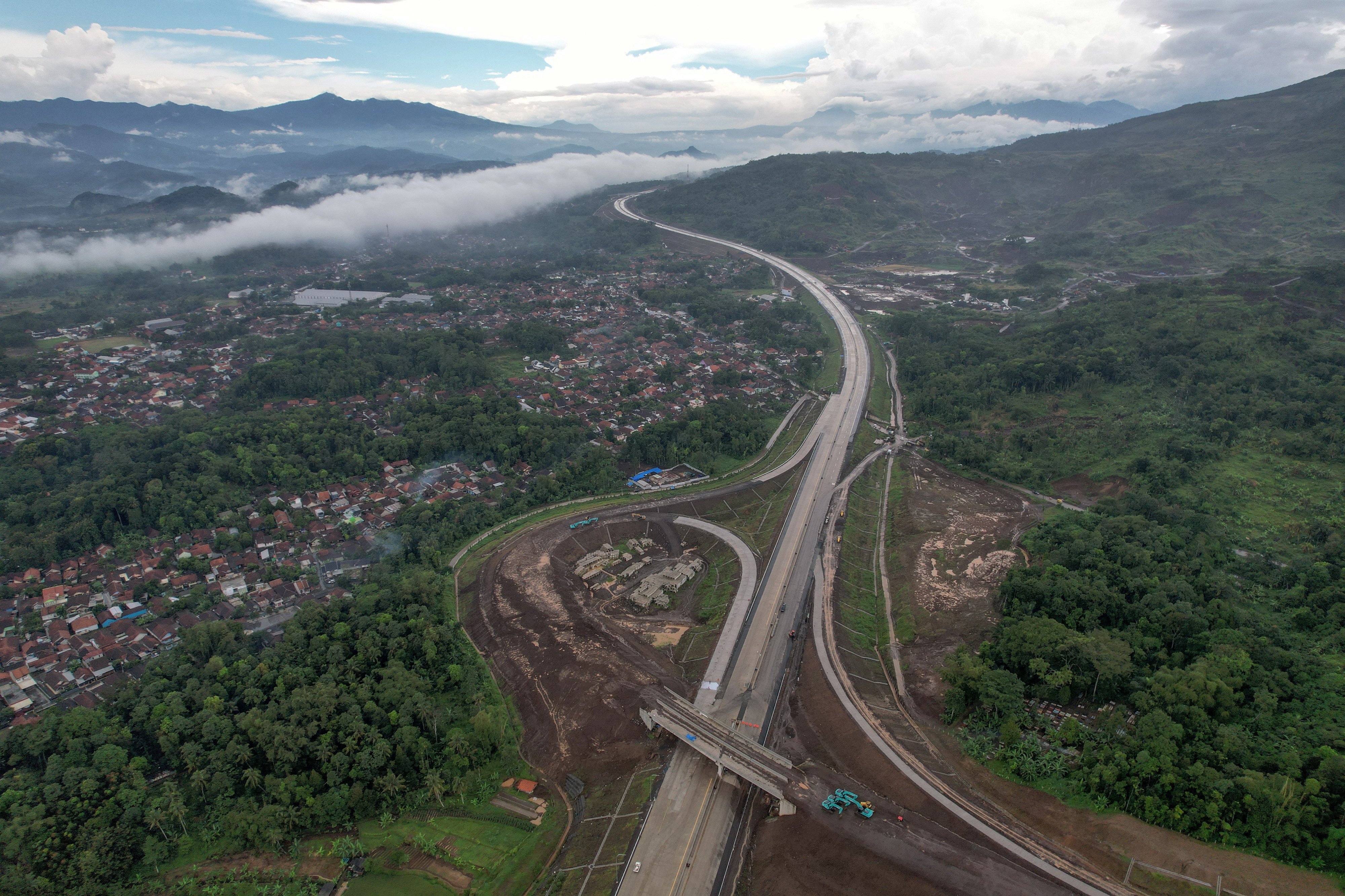 Foto udara proyek Jalan Tol Cileunyi-Sumedang-Dawuan (Cisumdawu) seksi 4 di Cimalaka, Kabupaten Sumedang, Jawa Barat