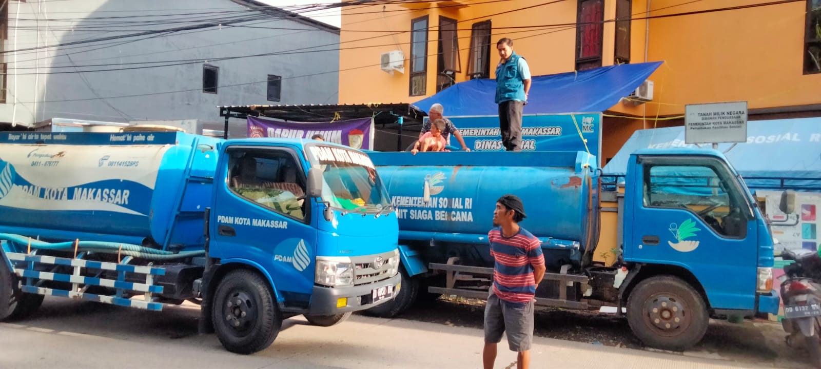 Kendaraan pengangkut air PDAM Kota Makassar.