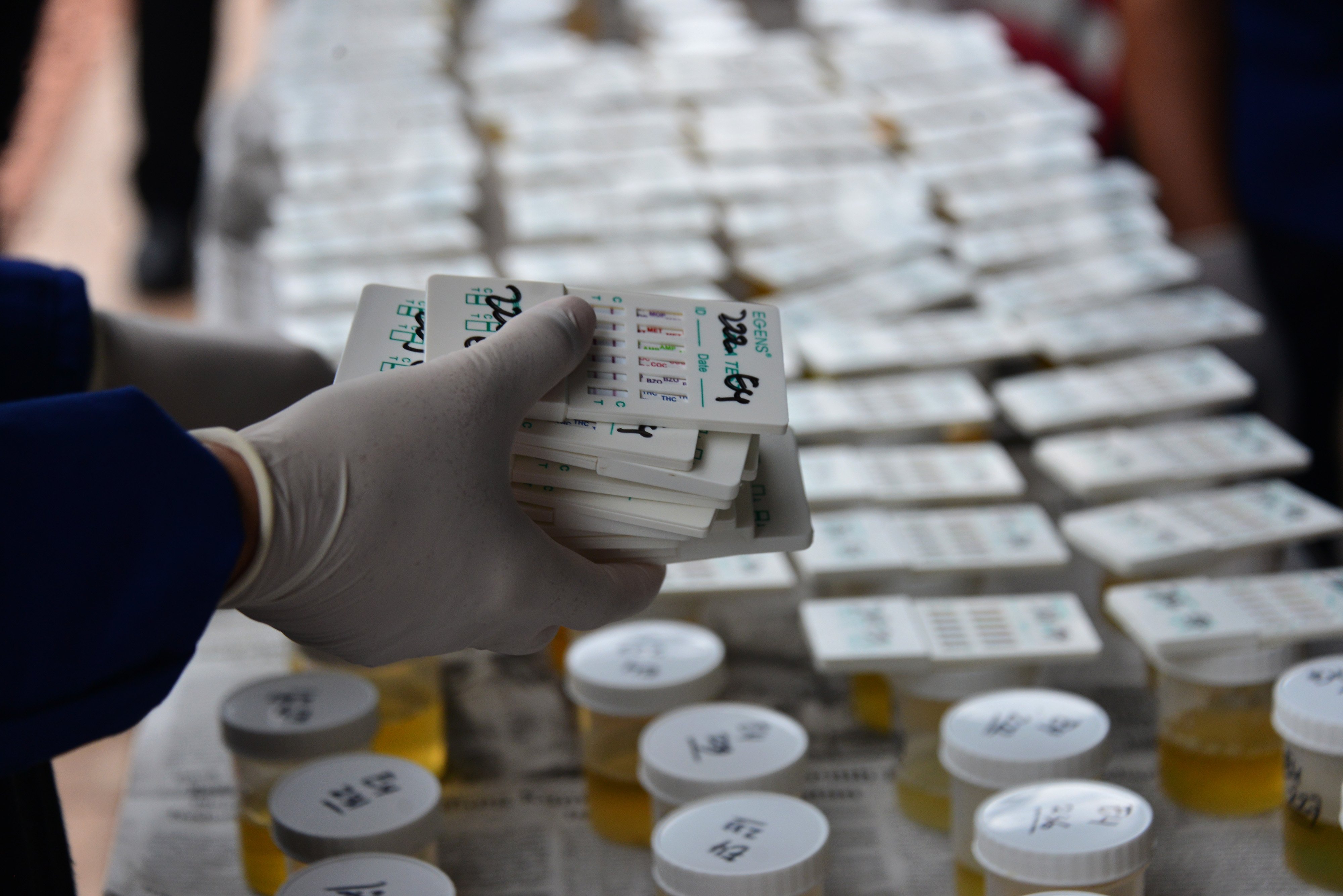 Petugas Badan Narkotika Nasional Provinsi (BNNP) Aceh melakukan tes urine kepada Aparatur Sipil Negara (ASN) Pemerintah Aceh.